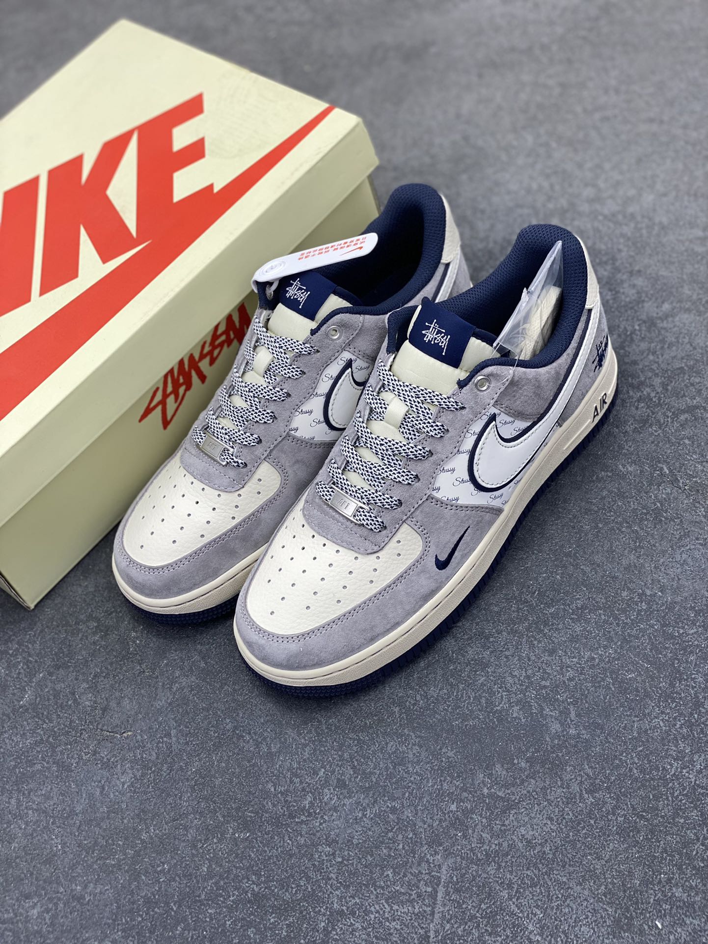 图片[8]-NIke Air Force 1 \’07 Low “斯图西联名–灰白英文蓝底”空军一号 低帮 运动鞋 休闲鞋 折边针车 工艺难度大 原楦头原纸板 原装鞋盒 定制五金配件 内置全掌气垫 原厂鞋底 货号：SJ6698-006 尺码：36 36.5 37.5 38 38.5 39 40 40.5 41 42 42.5 43 44 44.5 45-选品中心