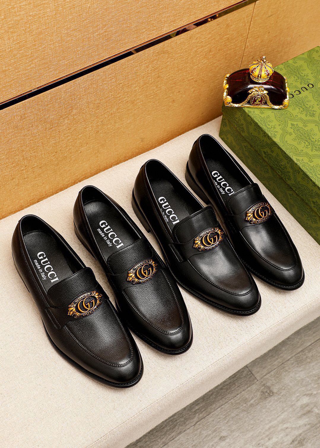 Gucci Men's Black Leather Loafers with Gold-Tone Interlocking G Hardware 6 i1744862866 4085 4