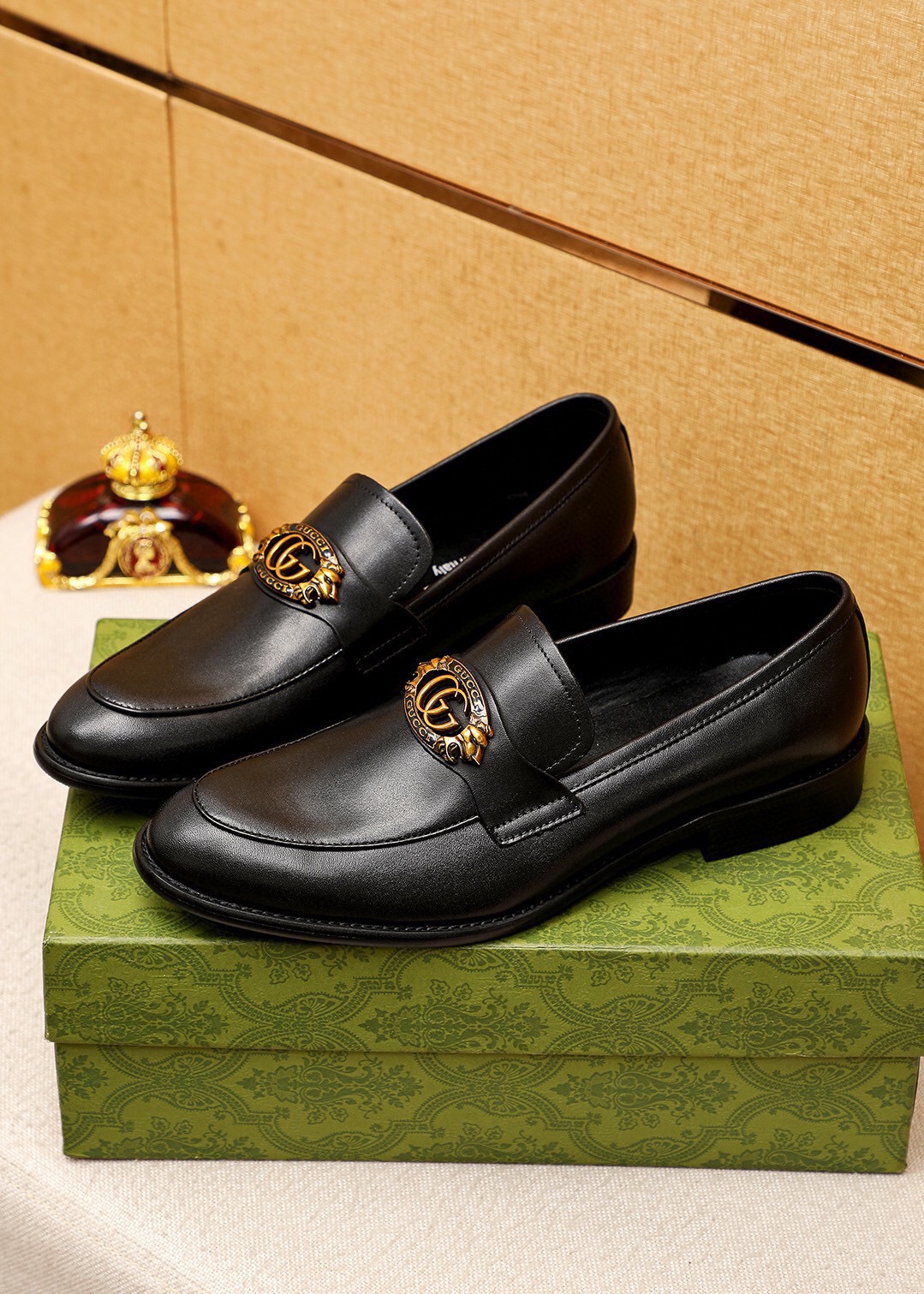 Gucci Men's Black Leather Loafers with Gold-Tone Interlocking G Hardware 3 i1744862866 7570 1