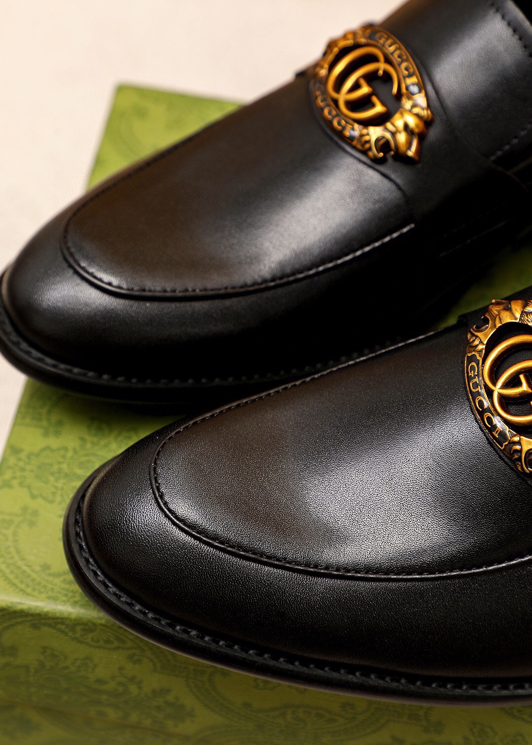 Gucci Men's Black Leather Loafers with Gold-Tone Interlocking G Hardware 8 i1744862866 8944 6