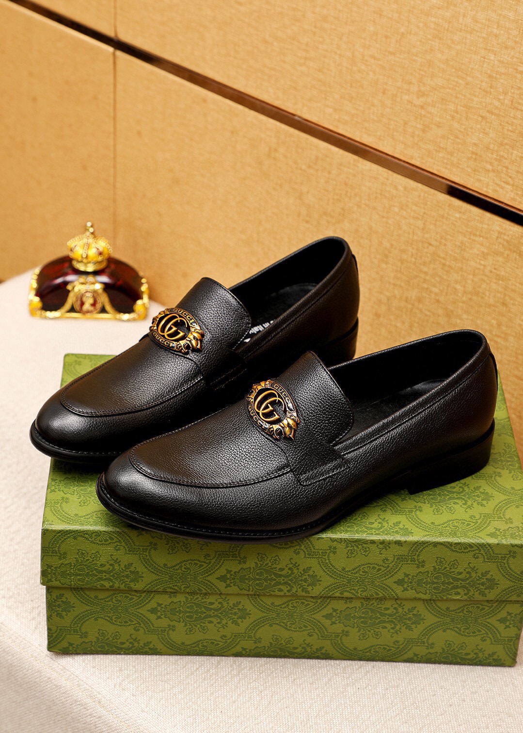 Gucci Leather Loafers with Golden Logo - Luxurious and Comfortable 3 i1744862916 9705 1