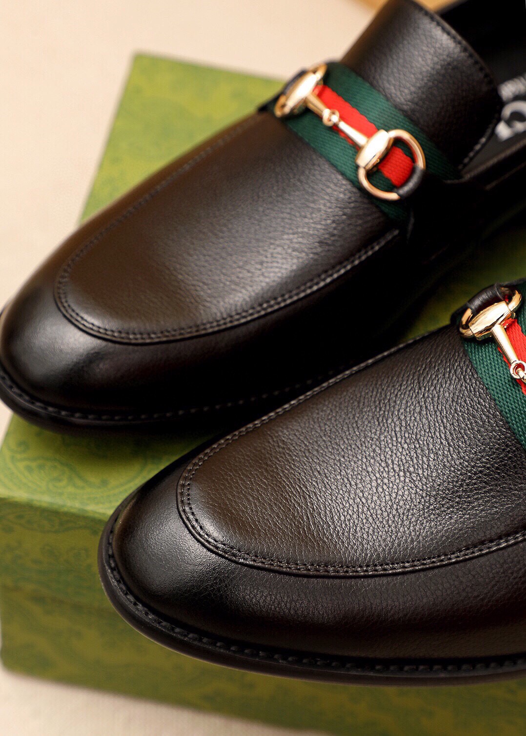 Gucci Leather Loafers with Horsebit Detail - Luxurious and Stylish 7 i1744862992 4292 5