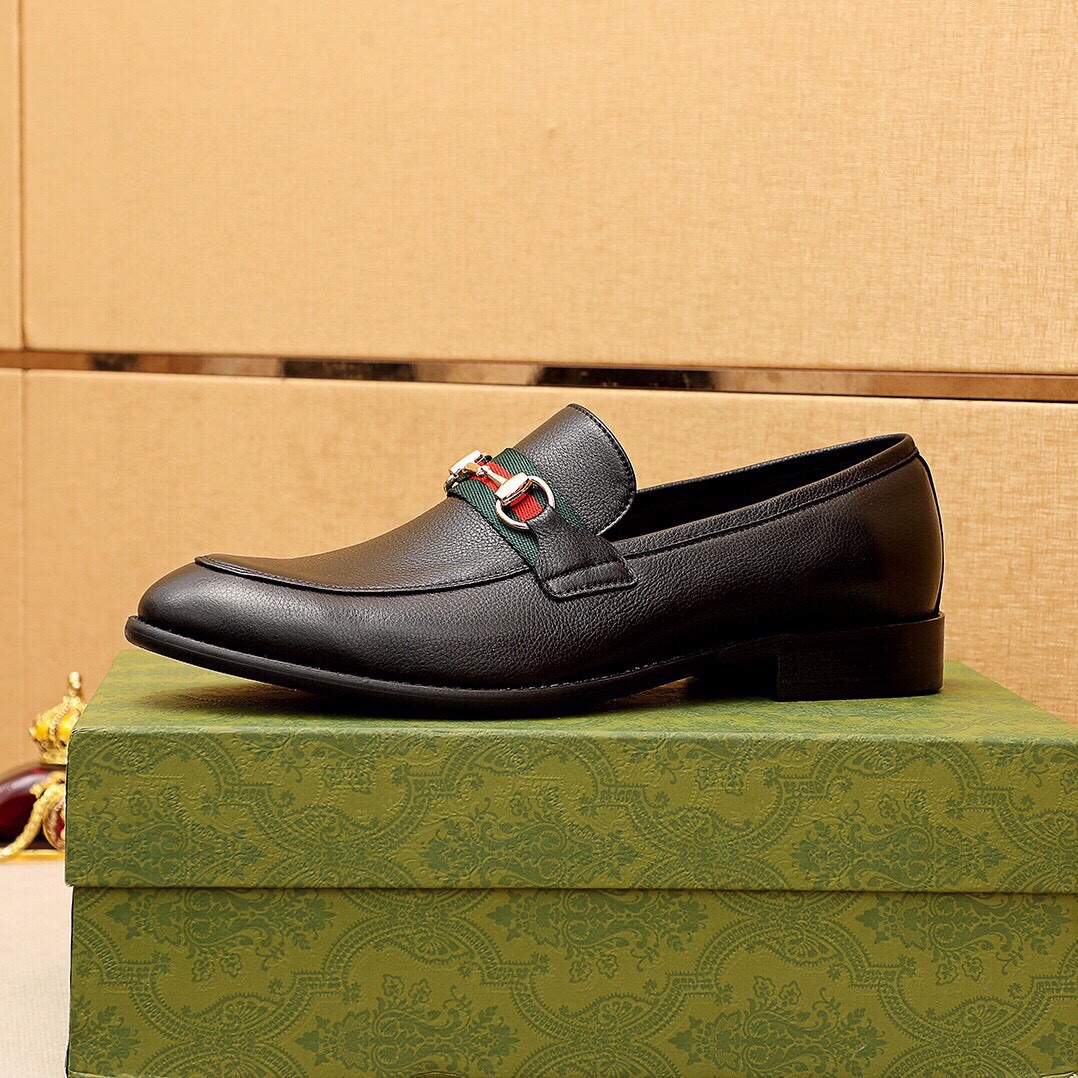 Gucci Leather Loafers with Horsebit Detail - Luxurious and Stylish 5 i1744862992 7292 3