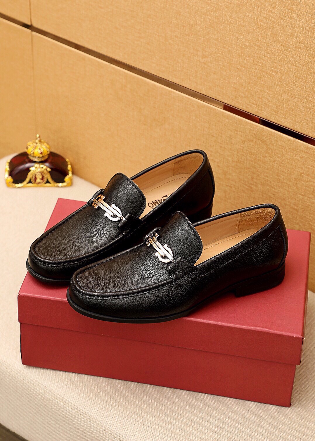 Ferragamo Men's Leather Loafers with Metal Buckle - Classic Style & Comfort 3 i1744863213 3555 1