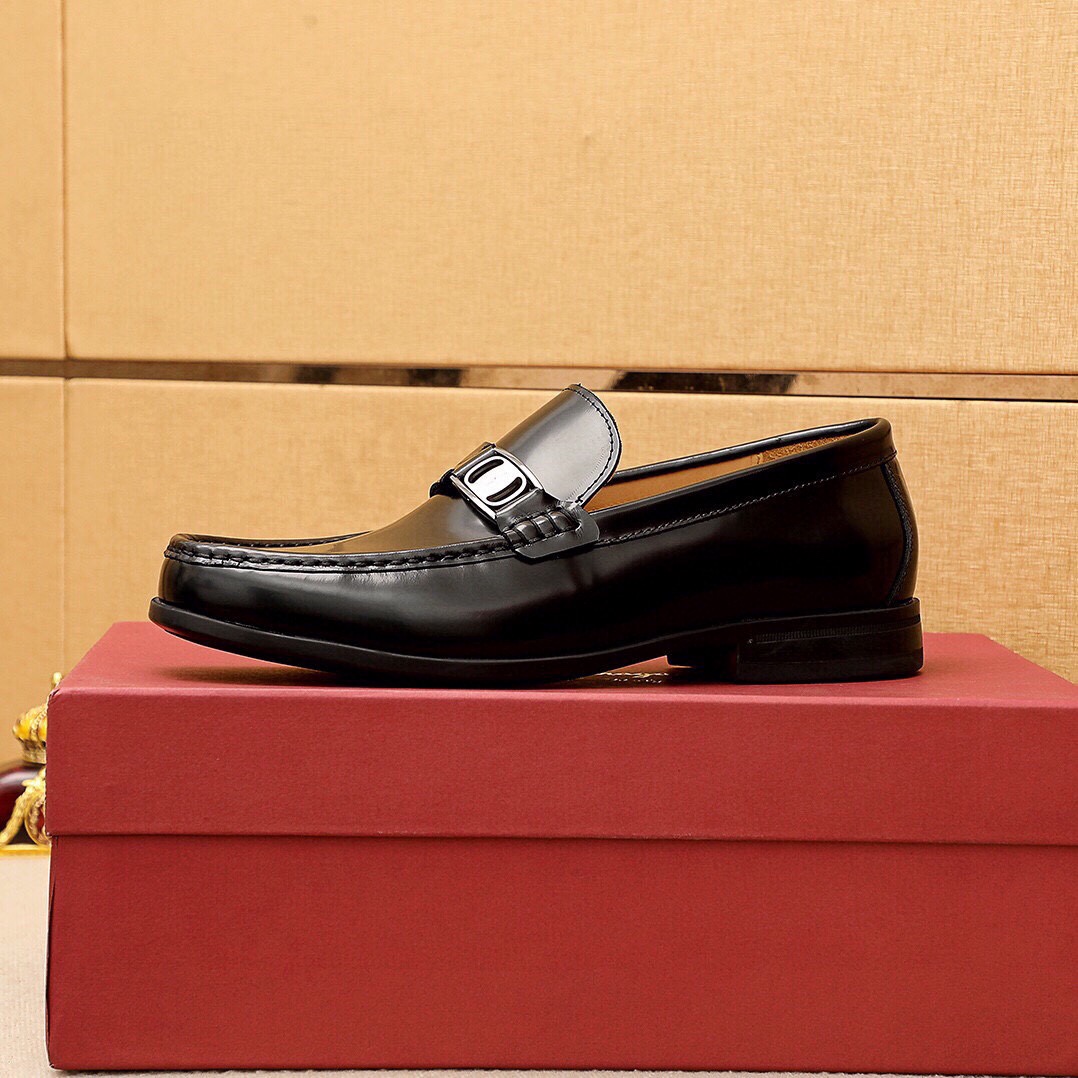 Salvatore Ferragamo Men's Black Leather Loafers with Metal Buckle 5 i1744863295 2880 3