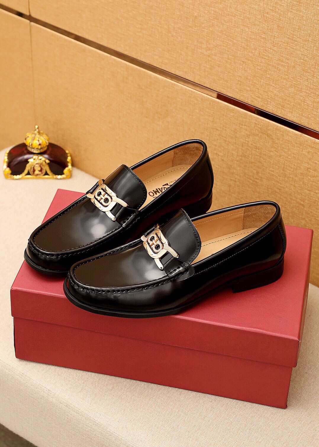 Stylish Men's Black Leather Loafers with Iconic Buckle - Ferragamo Style 3 i1744863434 2380 1