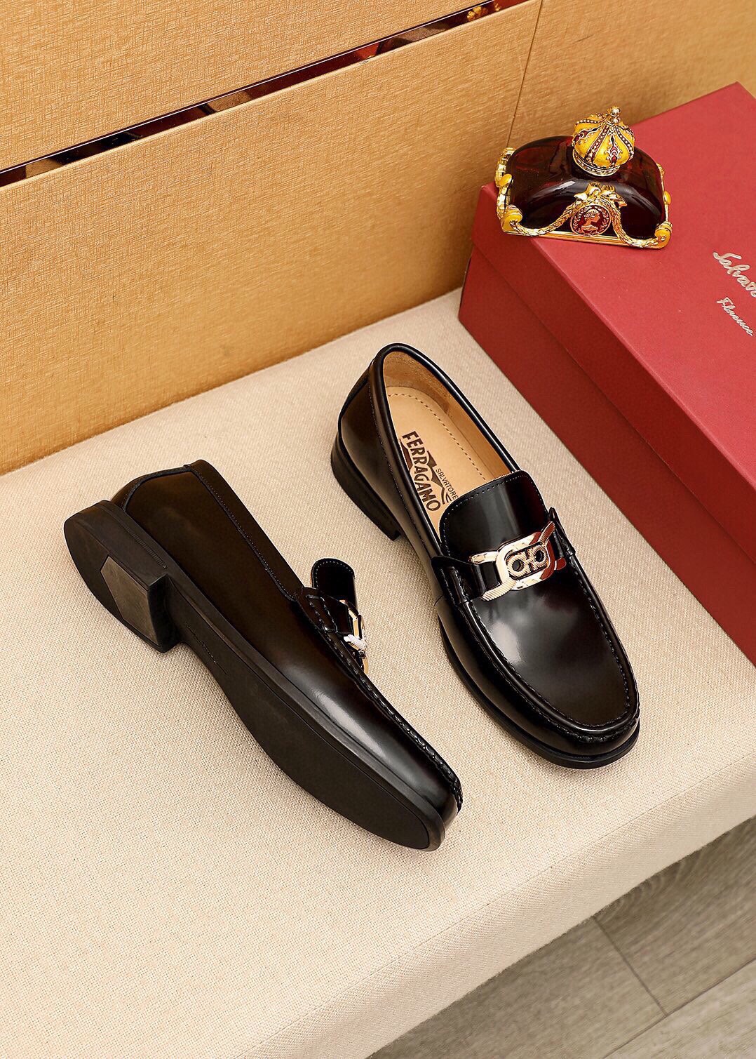 Stylish Men's Black Leather Loafers with Iconic Buckle - Ferragamo Style 4 i1744863434 5280 2