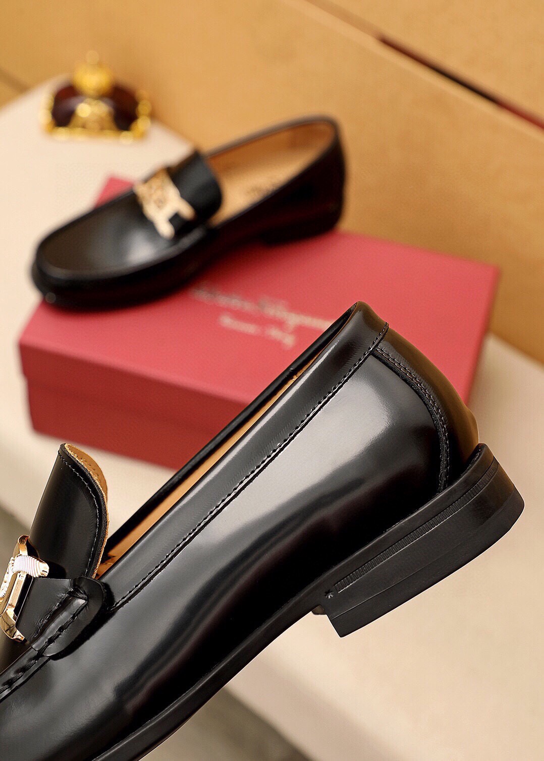 Stylish Men's Black Leather Loafers with Iconic Buckle - Ferragamo Style 8 i1744863434 6029 6