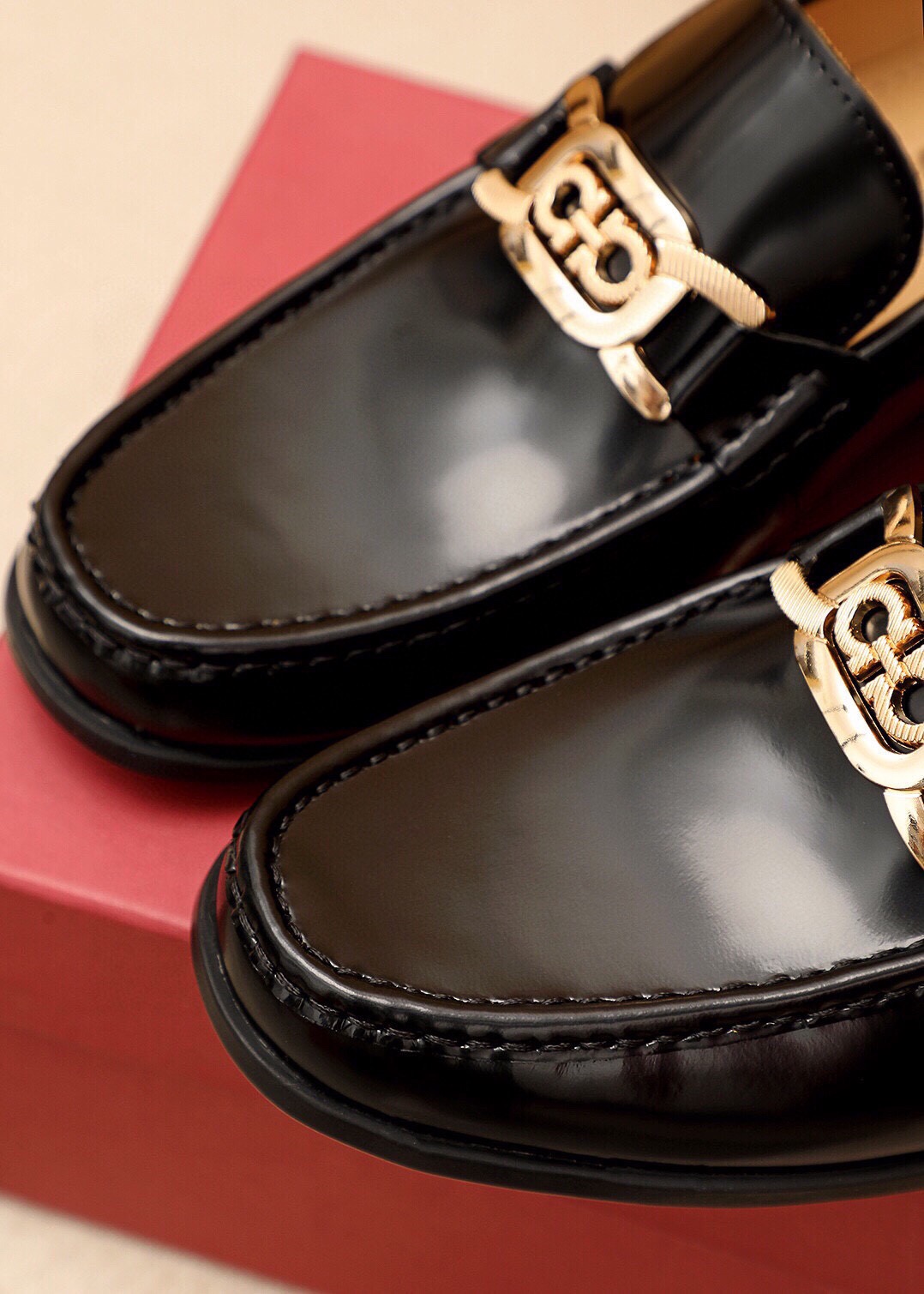 Stylish Men's Black Leather Loafers with Iconic Buckle - Ferragamo Style 9 i1744863434 8529 7