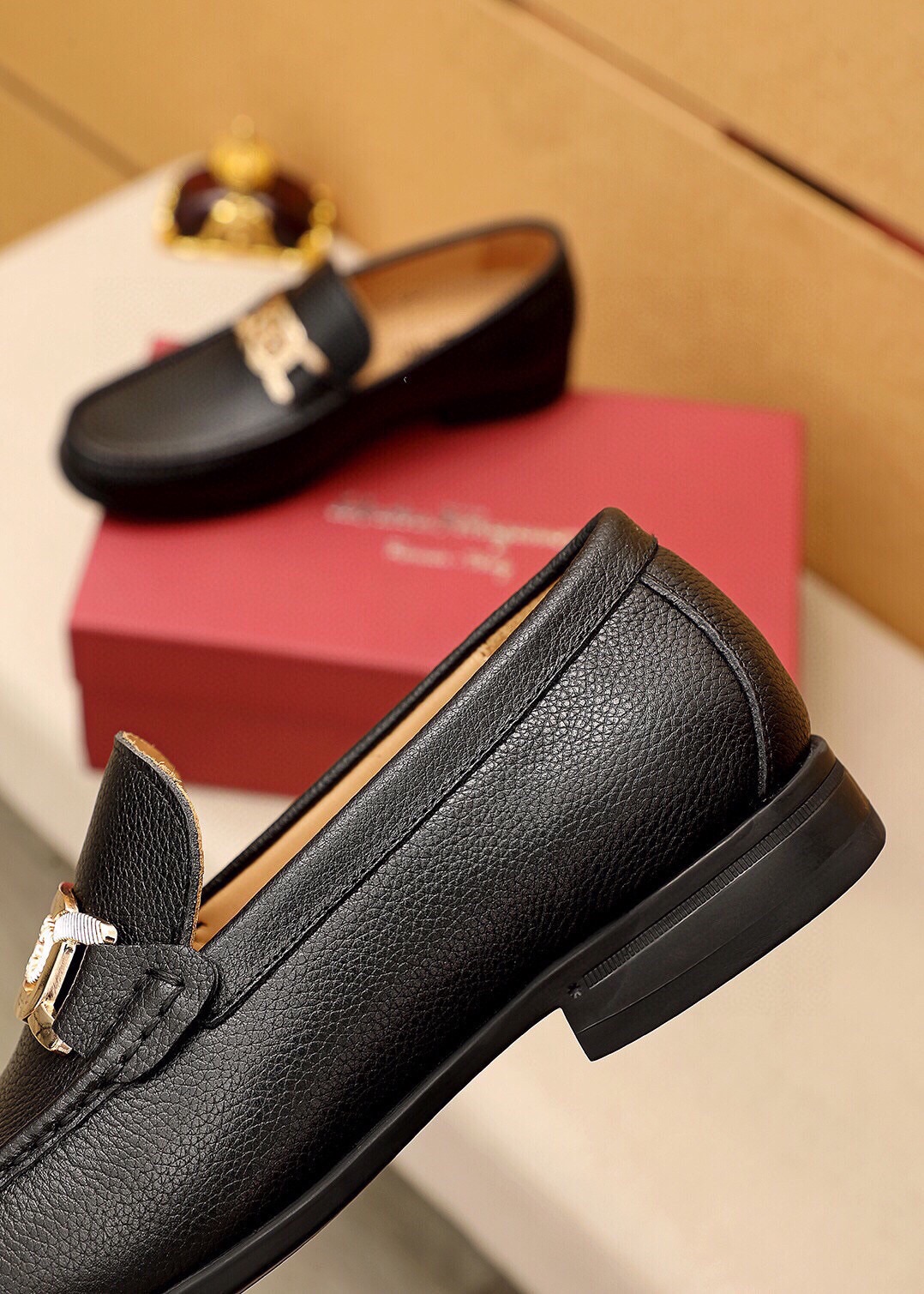 Salvatore Ferragamo Men's Leather Loafers with Iconic Buckle 7 i1744863466 1109 5