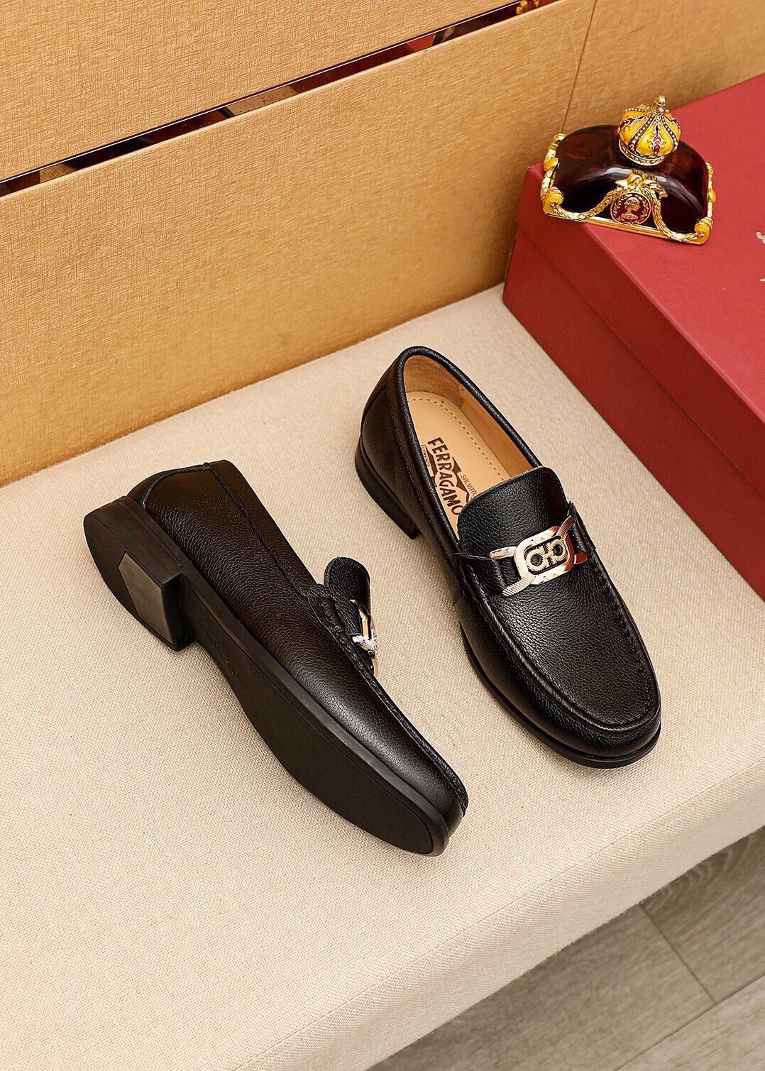 Salvatore Ferragamo Men's Leather Loafers with Iconic Buckle 4 i1744863466 5581 2