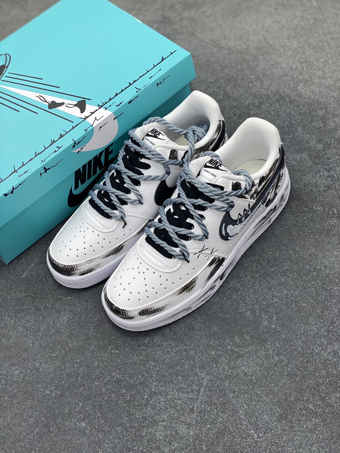 图片[8]-Nike Court Vision 1 Low“暗黑骑士②” 手绘涂鸦定制板鞋 暗黑骑士的武器和魔法是他们力量的象征。他们手持巨大而沉重的双手剑或战斧，剑身往往刻满神秘符文，能释放出黑暗之力，每一次挥舞都带着毁天灭地的气势；他们还掌握黑暗魔法，可召唤黑暗能量，对敌人造成直接伤害 货号：DH2987-211 尺码：36 36.5 37.5 38 38.5 39 40 40.5 41 42 42.5 43 44 44.5 45-选品中心