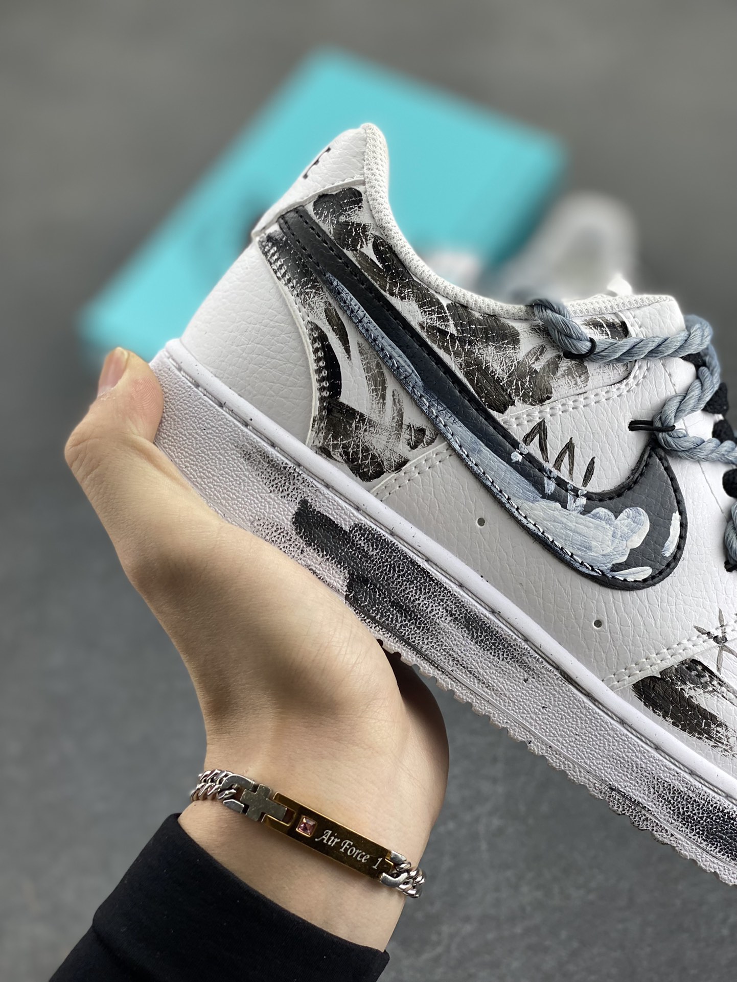 图片[6]-Nike Court Vision 1 Low“暗黑骑士②” 手绘涂鸦定制板鞋 暗黑骑士的武器和魔法是他们力量的象征。他们手持巨大而沉重的双手剑或战斧，剑身往往刻满神秘符文，能释放出黑暗之力，每一次挥舞都带着毁天灭地的气势；他们还掌握黑暗魔法，可召唤黑暗能量，对敌人造成直接伤害 货号：DH2987-211 尺码：36 36.5 37.5 38 38.5 39 40 40.5 41 42 42.5 43 44 44.5 45-选品中心