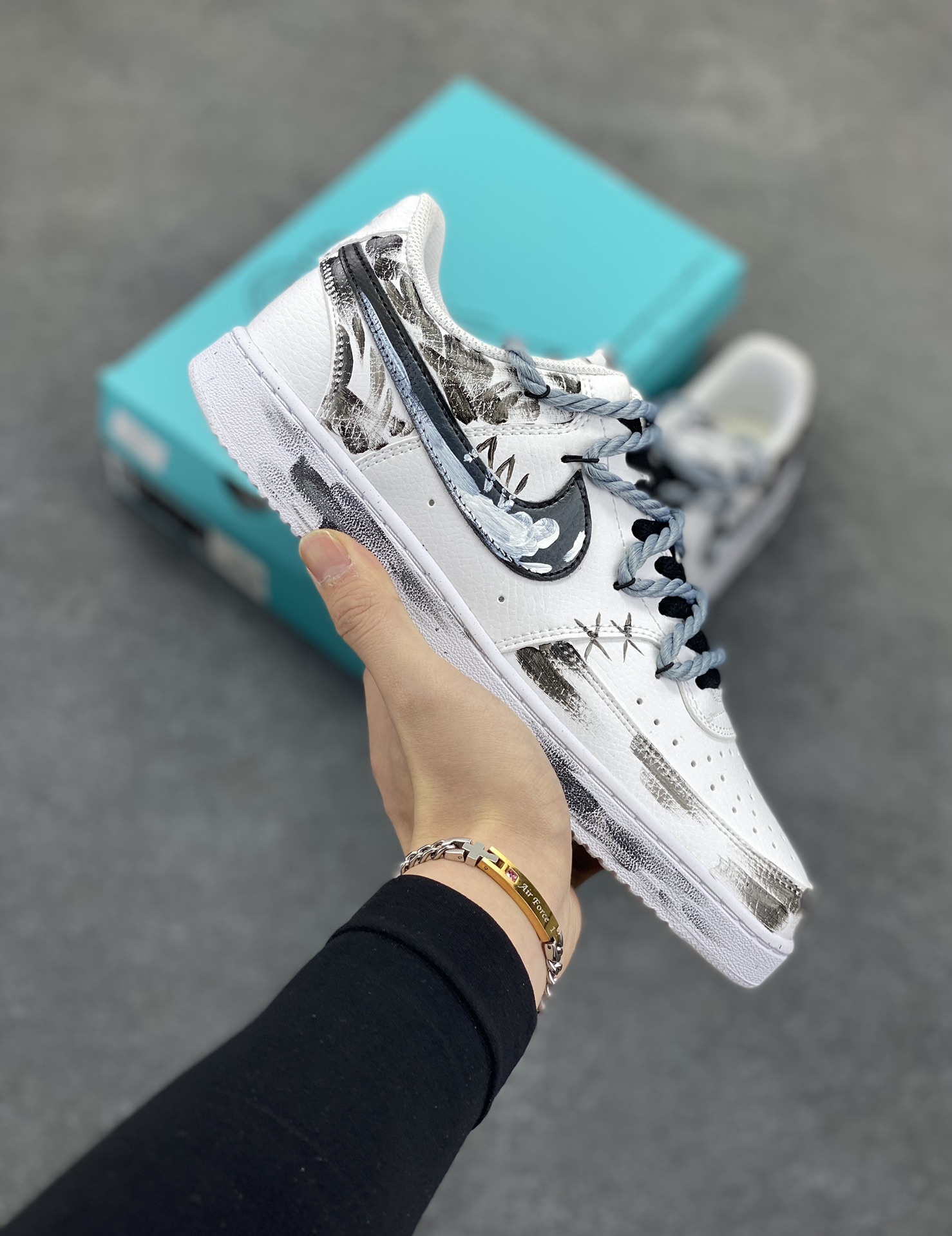 Nike Court Vision 1 Low“暗黑骑士②” 手绘涂鸦定制板鞋 暗黑骑士的武器和魔法是他们力量的象征。他们手持巨大而沉重的双手剑或战斧，剑身往往刻满神秘符文，能释放出黑暗之力，每一次挥舞都带着毁天灭地的气势；他们还掌握黑暗魔法，可召唤黑暗能量，对敌人造成直接伤害 货号：DH2987-211 尺码：36 36.5 37.5 38 38.5 39 40 40.5 41 42 42.5 43 44 44.5 45-选品中心