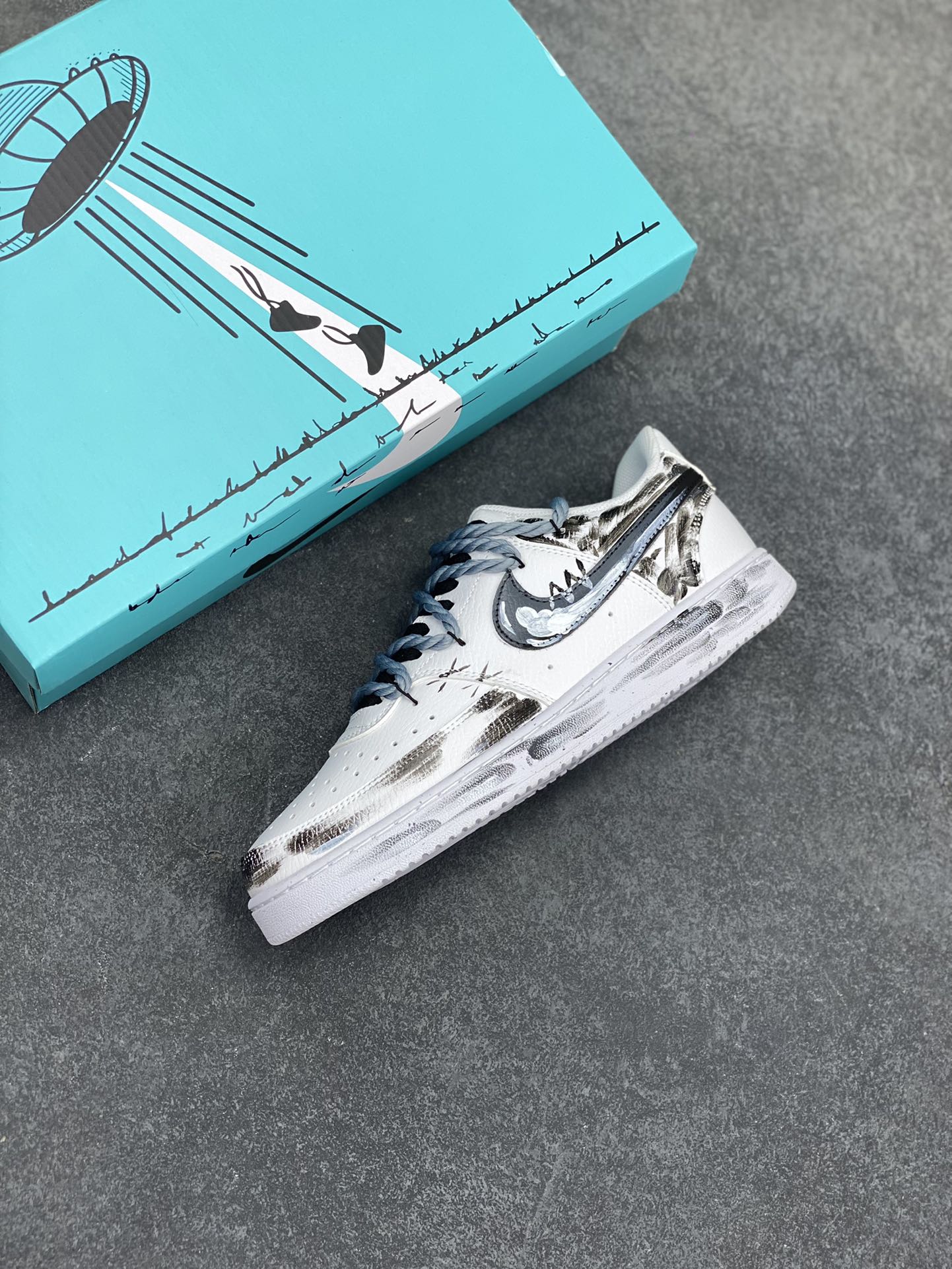 图片[7]-Nike Court Vision 1 Low“暗黑骑士②” 手绘涂鸦定制板鞋 暗黑骑士的武器和魔法是他们力量的象征。他们手持巨大而沉重的双手剑或战斧，剑身往往刻满神秘符文，能释放出黑暗之力，每一次挥舞都带着毁天灭地的气势；他们还掌握黑暗魔法，可召唤黑暗能量，对敌人造成直接伤害 货号：DH2987-211 尺码：36 36.5 37.5 38 38.5 39 40 40.5 41 42 42.5 43 44 44.5 45-选品中心