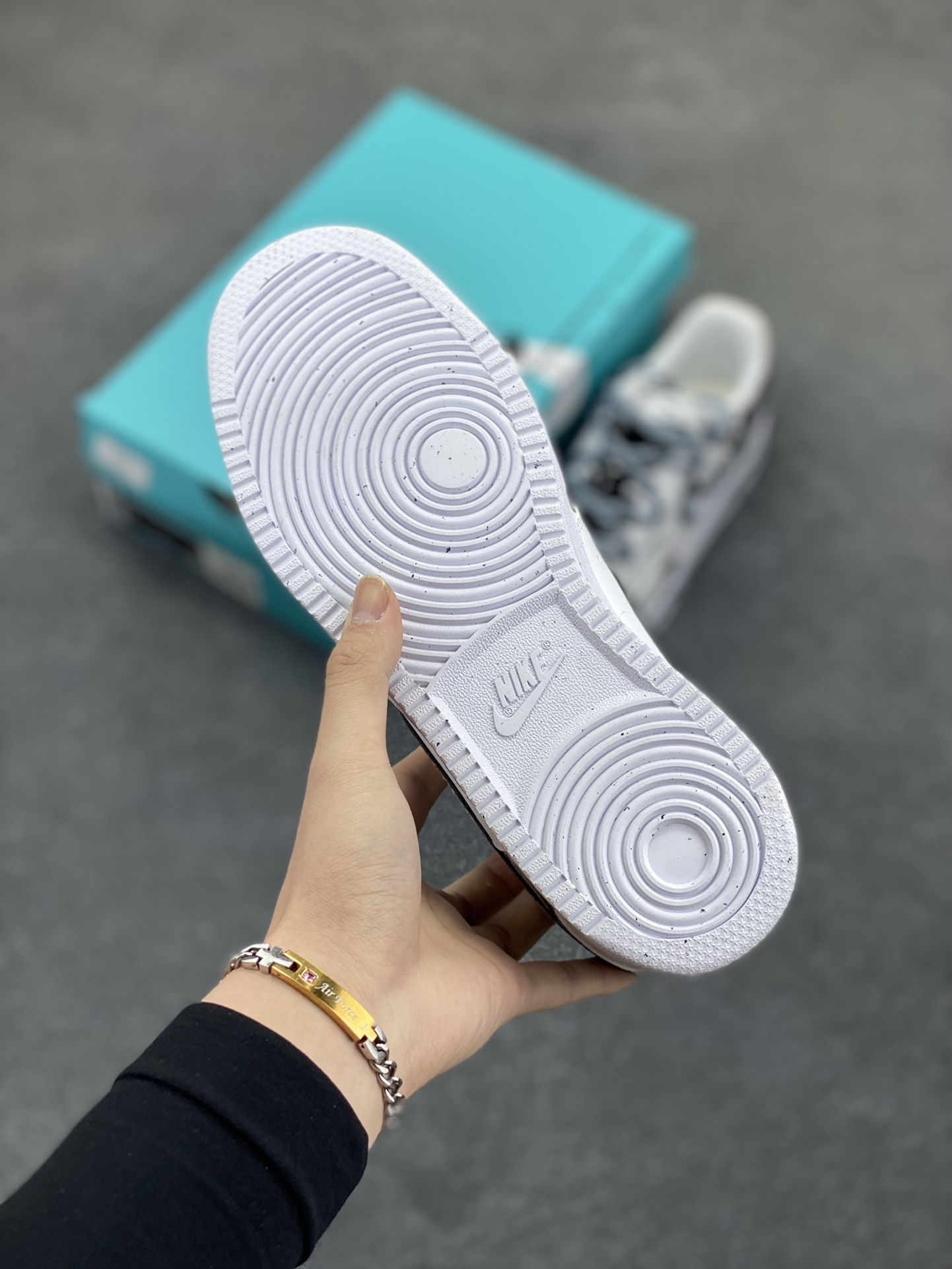 图片[5]-Nike Court Vision 1 Low“暗黑骑士②” 手绘涂鸦定制板鞋 暗黑骑士的武器和魔法是他们力量的象征。他们手持巨大而沉重的双手剑或战斧，剑身往往刻满神秘符文，能释放出黑暗之力，每一次挥舞都带着毁天灭地的气势；他们还掌握黑暗魔法，可召唤黑暗能量，对敌人造成直接伤害 货号：DH2987-211 尺码：36 36.5 37.5 38 38.5 39 40 40.5 41 42 42.5 43 44 44.5 45-选品中心