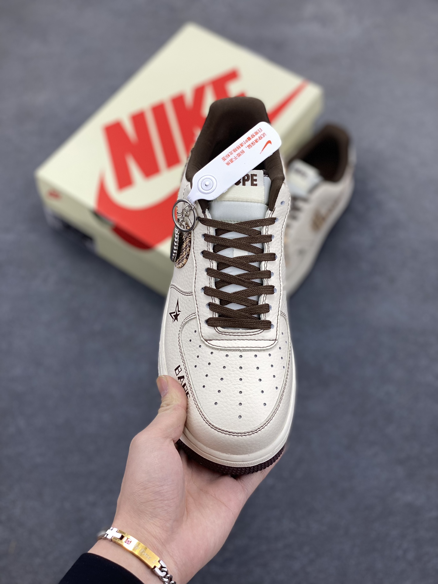图片[2]-NIke Air Force 1 \’07 Low “Bape联名——米棕花格”空军一号 低帮 运动鞋 休闲鞋 折边针车 工艺难度大 原楦头原纸板 原装鞋盒 定制五金配件 内置全掌气垫 原厂鞋底 货号：DF0188-052 尺码：36 36.5 37.5 38 38.5 39 40 40.5 41 42 42.5 43 44 44.5 45-选品中心