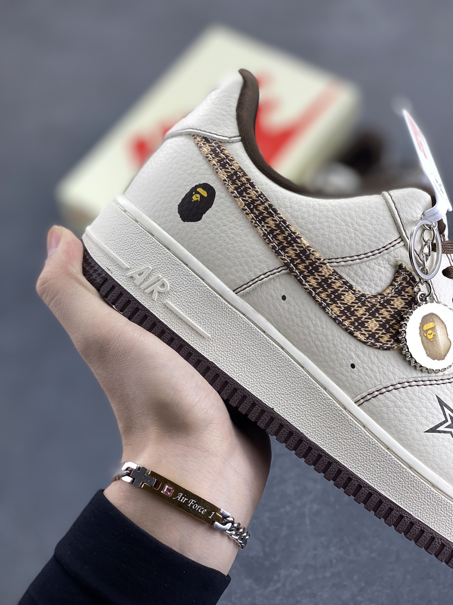 图片[6]-NIke Air Force 1 \’07 Low “Bape联名——米棕花格”空军一号 低帮 运动鞋 休闲鞋 折边针车 工艺难度大 原楦头原纸板 原装鞋盒 定制五金配件 内置全掌气垫 原厂鞋底 货号：DF0188-052 尺码：36 36.5 37.5 38 38.5 39 40 40.5 41 42 42.5 43 44 44.5 45-选品中心