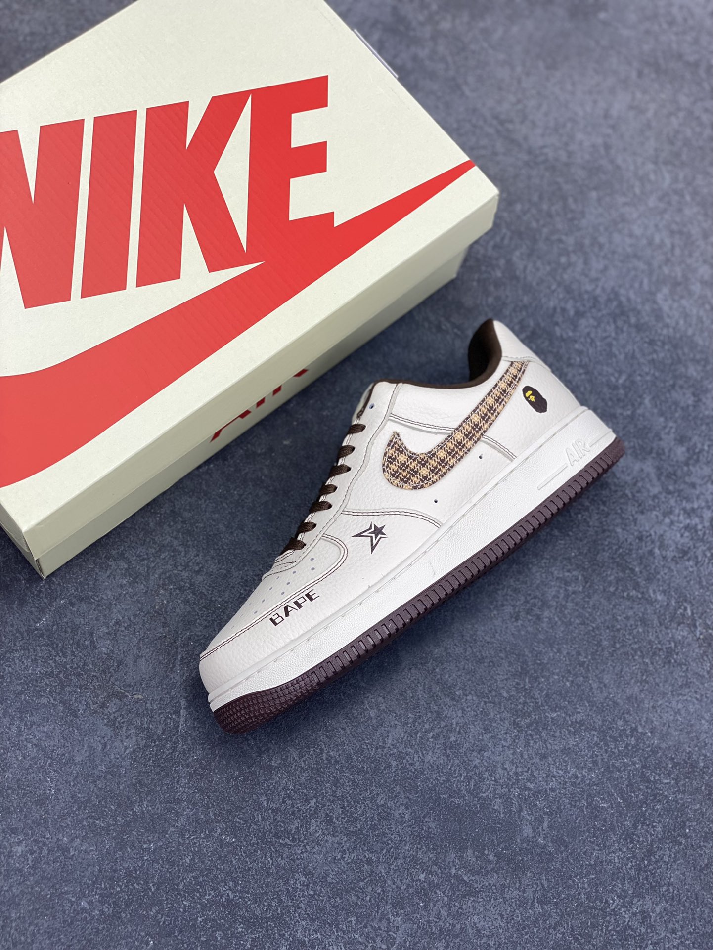 图片[7]-NIke Air Force 1 \’07 Low “Bape联名——米棕花格”空军一号 低帮 运动鞋 休闲鞋 折边针车 工艺难度大 原楦头原纸板 原装鞋盒 定制五金配件 内置全掌气垫 原厂鞋底 货号：DF0188-052 尺码：36 36.5 37.5 38 38.5 39 40 40.5 41 42 42.5 43 44 44.5 45-选品中心
