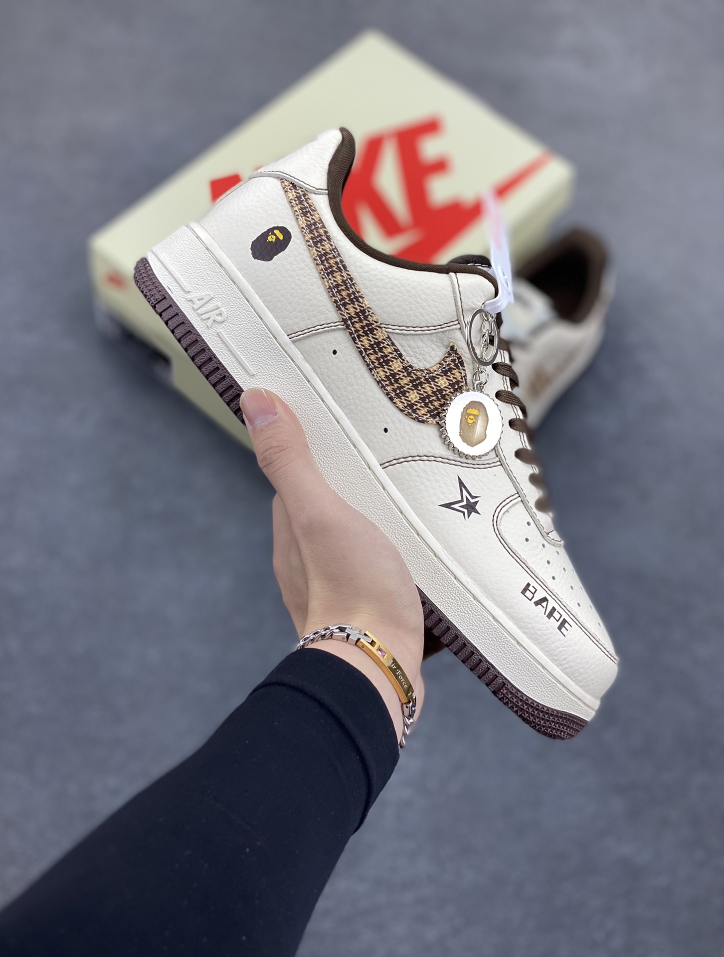 NIke Air Force 1 \’07 Low “Bape联名——米棕花格”空军一号 低帮 运动鞋 休闲鞋 折边针车 工艺难度大 原楦头原纸板 原装鞋盒 定制五金配件 内置全掌气垫 原厂鞋底 货号:DF0188-052 尺码:36 36.5 37.5 38 38.5 39 40 40.5 41 42 42.5 43 44 44.5 45-选品中心