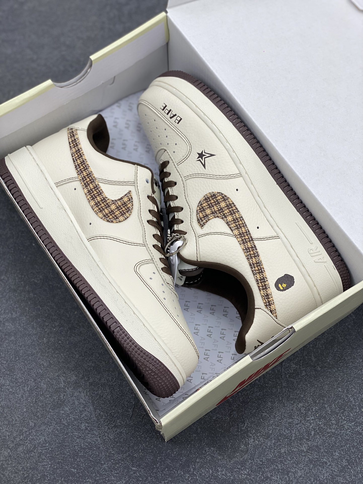 图片[9]-NIke Air Force 1 \’07 Low “Bape联名——米棕花格”空军一号 低帮 运动鞋 休闲鞋 折边针车 工艺难度大 原楦头原纸板 原装鞋盒 定制五金配件 内置全掌气垫 原厂鞋底 货号：DF0188-052 尺码：36 36.5 37.5 38 38.5 39 40 40.5 41 42 42.5 43 44 44.5 45-选品中心