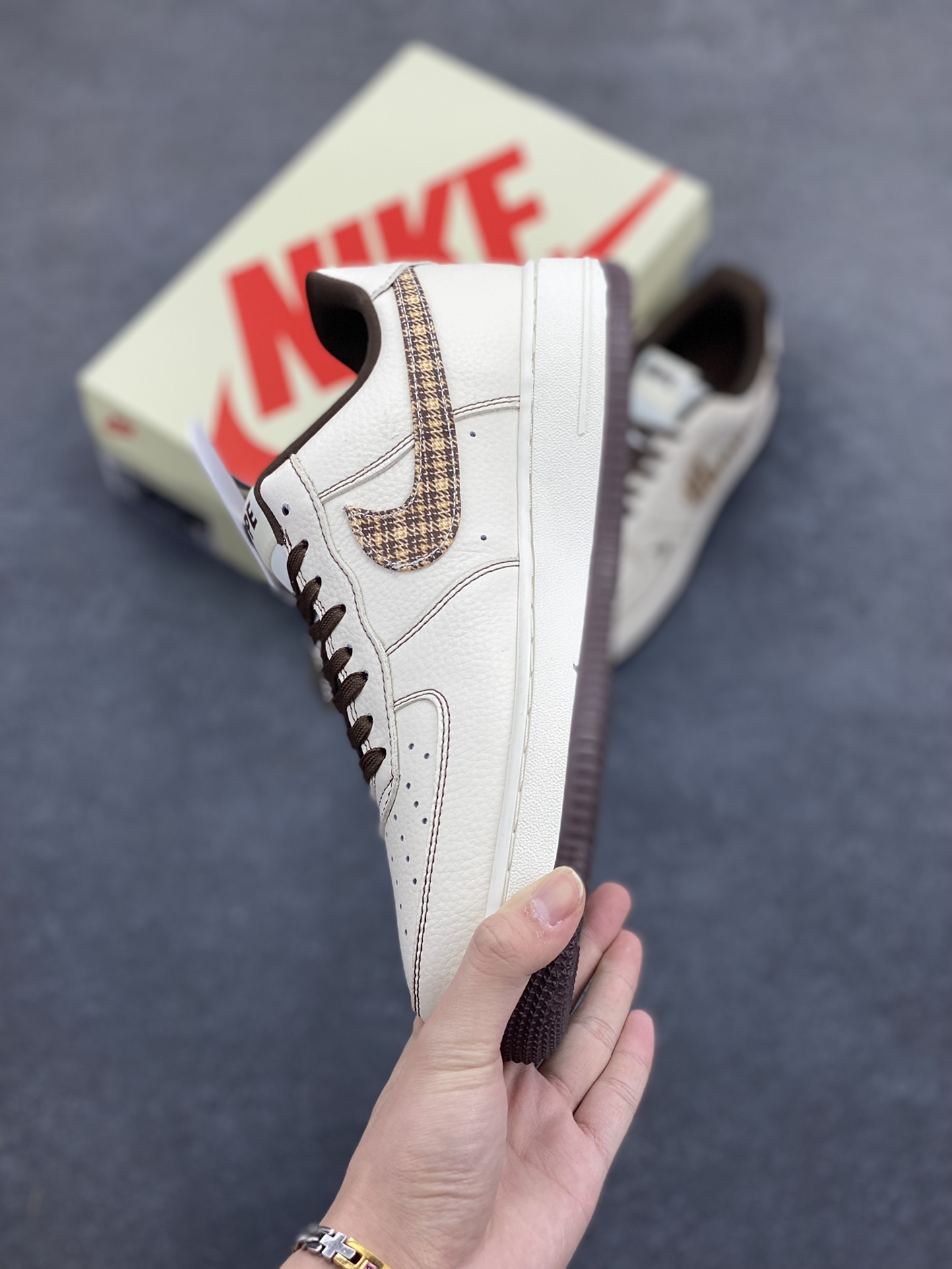 图片[3]-NIke Air Force 1 \’07 Low “Bape联名——米棕花格”空军一号 低帮 运动鞋 休闲鞋 折边针车 工艺难度大 原楦头原纸板 原装鞋盒 定制五金配件 内置全掌气垫 原厂鞋底 货号：DF0188-052 尺码：36 36.5 37.5 38 38.5 39 40 40.5 41 42 42.5 43 44 44.5 45-选品中心