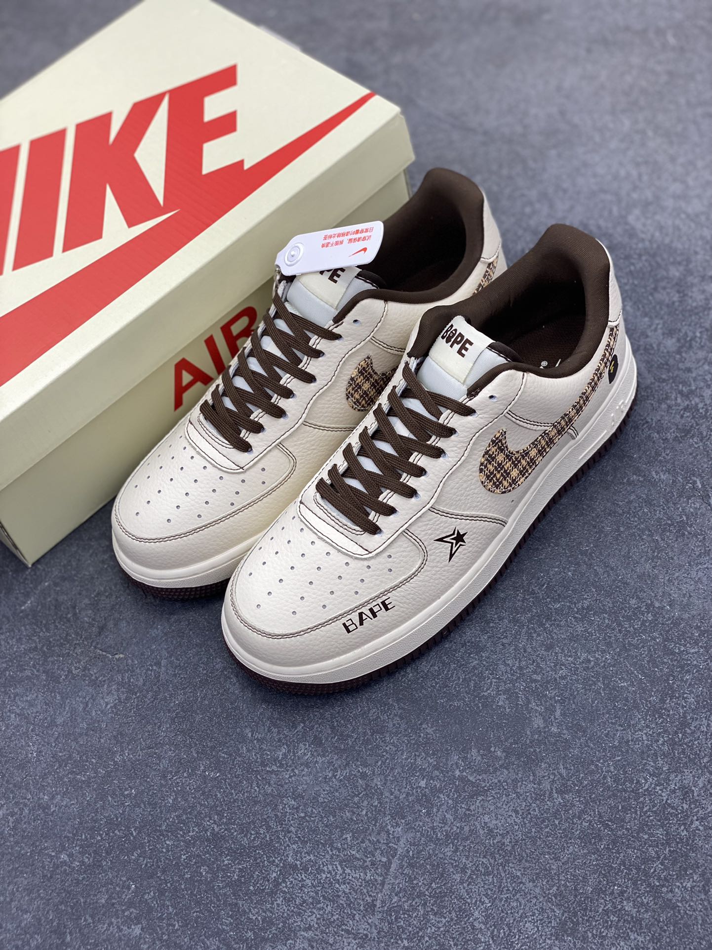 图片[8]-NIke Air Force 1 \’07 Low “Bape联名——米棕花格”空军一号 低帮 运动鞋 休闲鞋 折边针车 工艺难度大 原楦头原纸板 原装鞋盒 定制五金配件 内置全掌气垫 原厂鞋底 货号：DF0188-052 尺码：36 36.5 37.5 38 38.5 39 40 40.5 41 42 42.5 43 44 44.5 45-选品中心