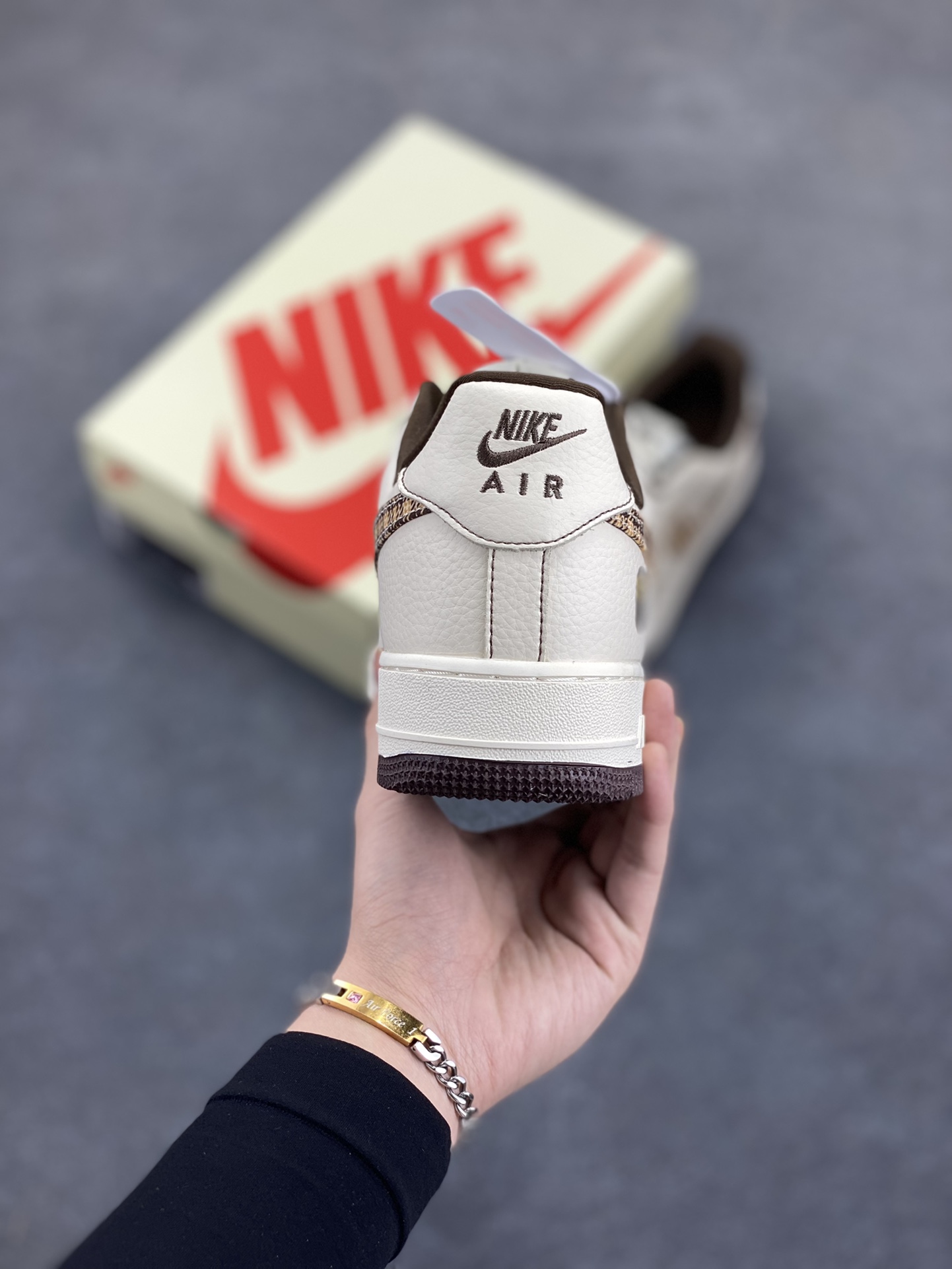 图片[4]-NIke Air Force 1 \’07 Low “Bape联名——米棕花格”空军一号 低帮 运动鞋 休闲鞋 折边针车 工艺难度大 原楦头原纸板 原装鞋盒 定制五金配件 内置全掌气垫 原厂鞋底 货号：DF0188-052 尺码：36 36.5 37.5 38 38.5 39 40 40.5 41 42 42.5 43 44 44.5 45-选品中心