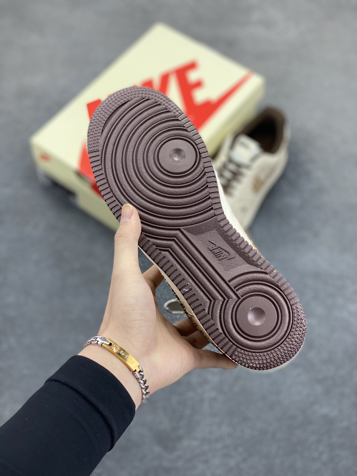 图片[5]-NIke Air Force 1 \’07 Low “Bape联名——米棕花格”空军一号 低帮 运动鞋 休闲鞋 折边针车 工艺难度大 原楦头原纸板 原装鞋盒 定制五金配件 内置全掌气垫 原厂鞋底 货号：DF0188-052 尺码：36 36.5 37.5 38 38.5 39 40 40.5 41 42 42.5 43 44 44.5 45-选品中心