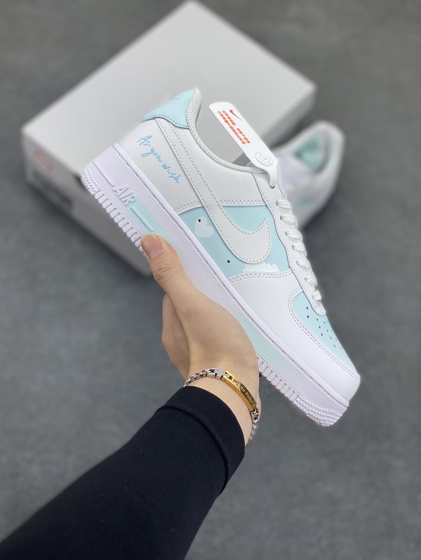 Nike Air Force 1 Low’07 A8系列 白天蓝 喷绘 空军一号低帮休闲板鞋 定制皮料 原厂3D打印 定制鞋盒 原楦原纸板 纯正空军版型 内置全掌气垫 货号:CW2288-111 尺码:36 36.5 37.5 38 38.5 39 40 40.5 41 42 42.5 43 44 44.5 45-选品中心