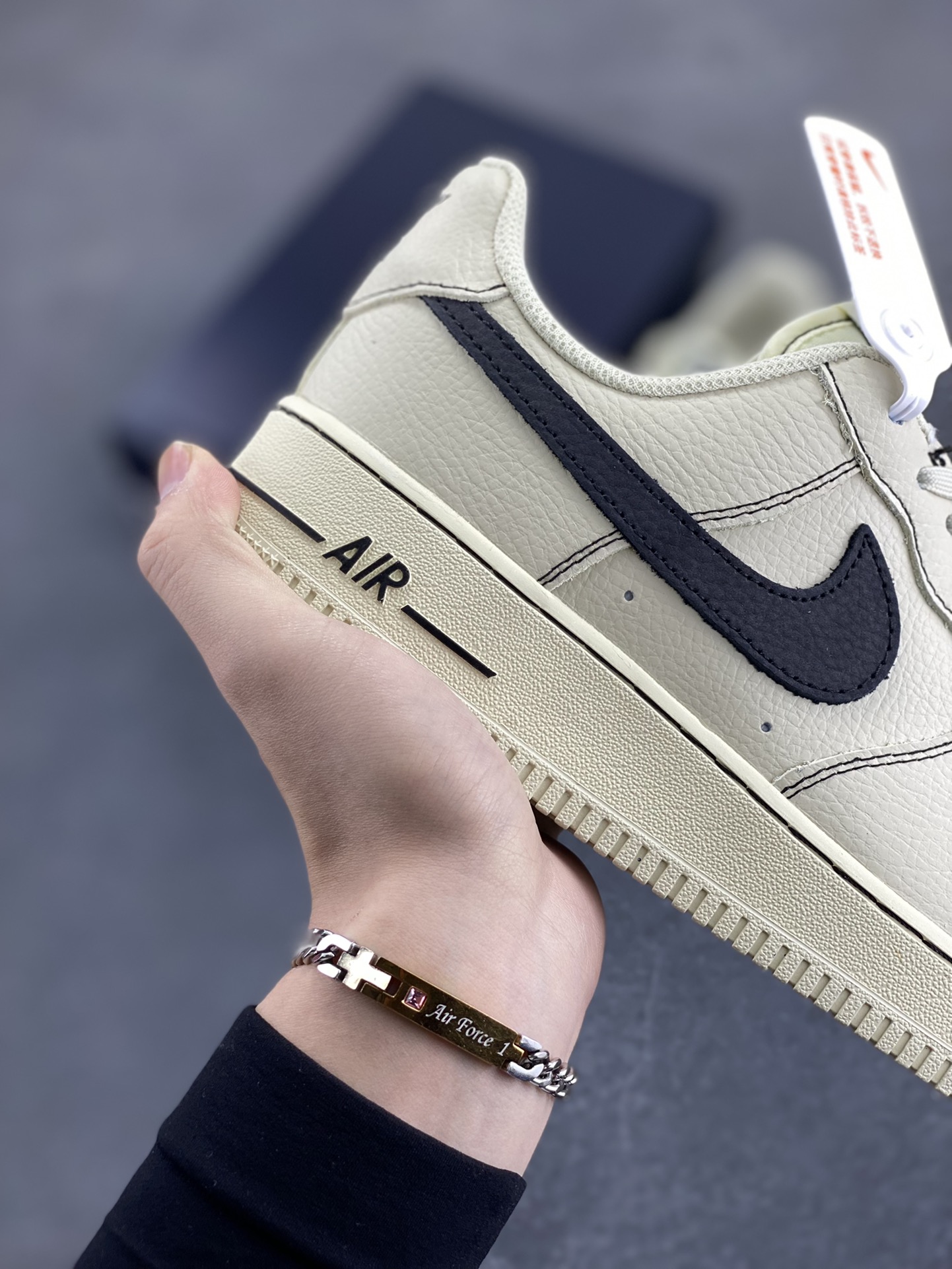 图片[6]-Nike Air Force 1 Low 白黑 原楦头原纸板 打造纯正空军版型 专注外贸渠道 全掌内置蜂窝气垫 原盒配件 原厂中底钢印、拉帮完美 货号：HQ2037-200 尺码：36 36.5 37.5 38 38.5 39 40 40.5 41 42 42.5 43 44 44.5 45 46-选品中心