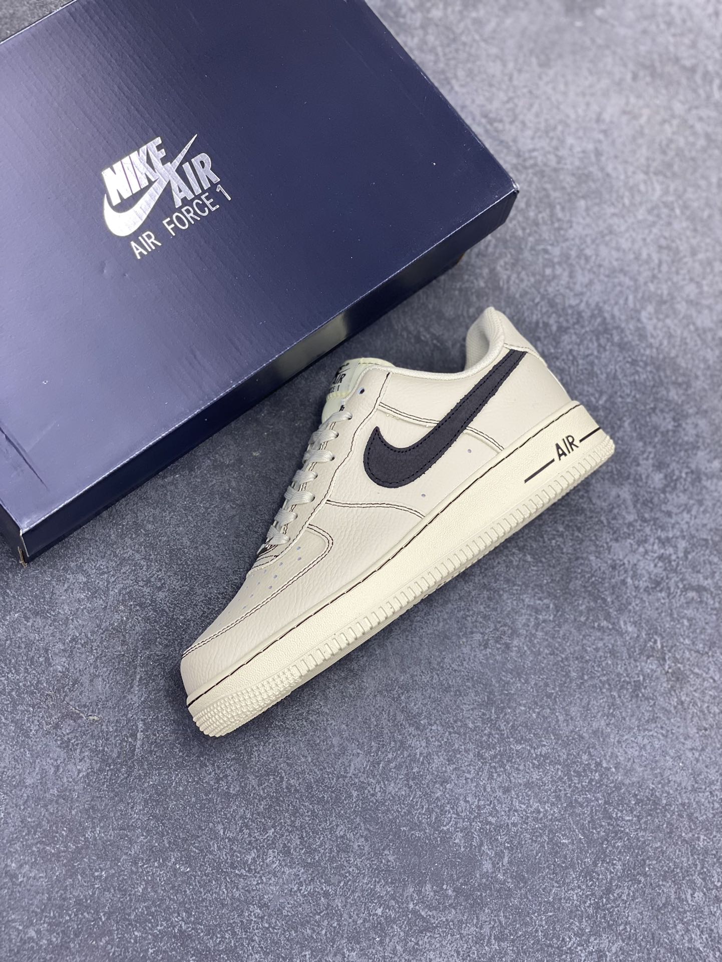 图片[7]-Nike Air Force 1 Low 白黑 原楦头原纸板 打造纯正空军版型 专注外贸渠道 全掌内置蜂窝气垫 原盒配件 原厂中底钢印、拉帮完美 货号：HQ2037-200 尺码：36 36.5 37.5 38 38.5 39 40 40.5 41 42 42.5 43 44 44.5 45 46-选品中心