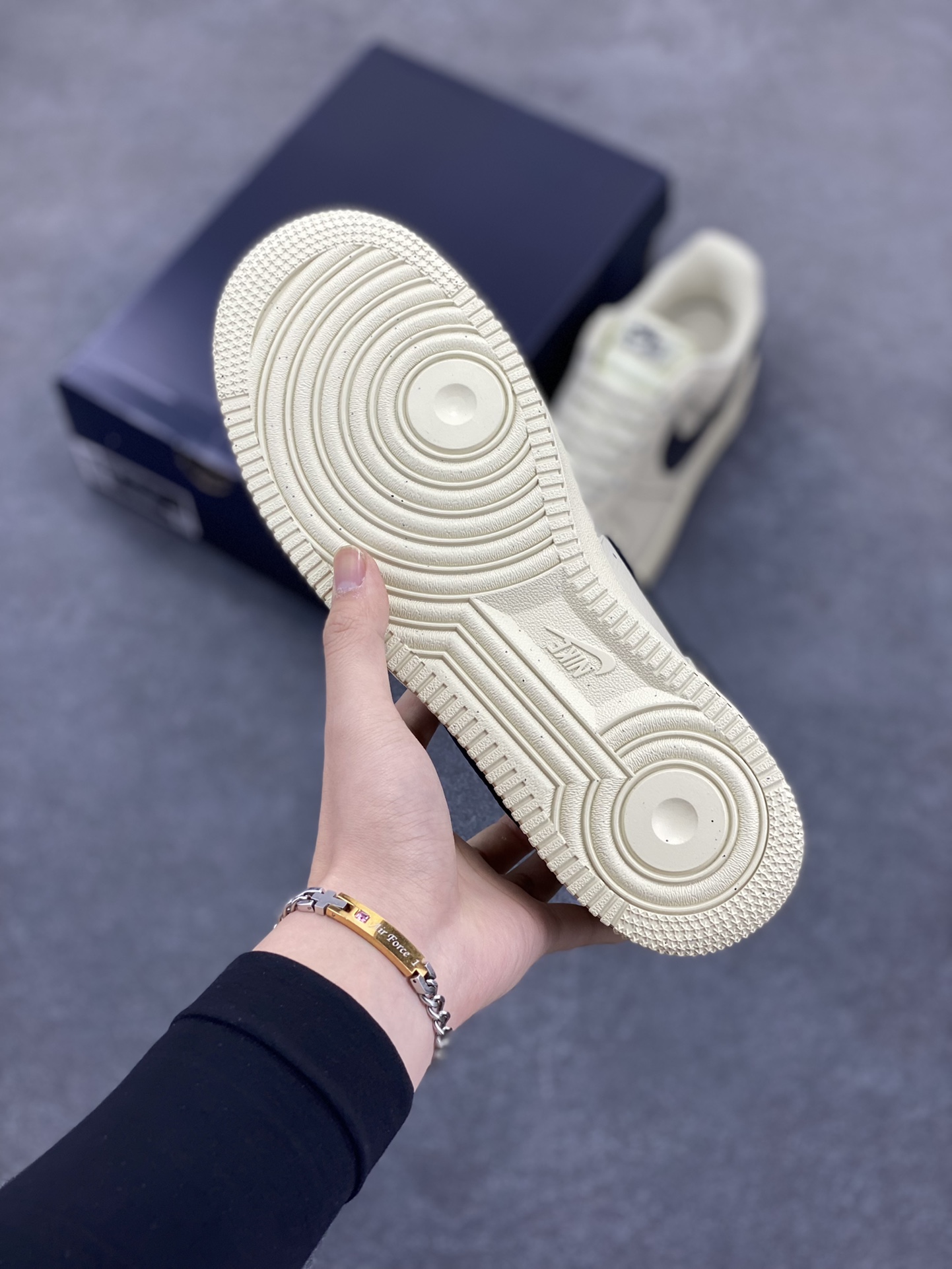 图片[5]-Nike Air Force 1 Low 白黑 原楦头原纸板 打造纯正空军版型 专注外贸渠道 全掌内置蜂窝气垫 原盒配件 原厂中底钢印、拉帮完美 货号：HQ2037-200 尺码：36 36.5 37.5 38 38.5 39 40 40.5 41 42 42.5 43 44 44.5 45 46-选品中心