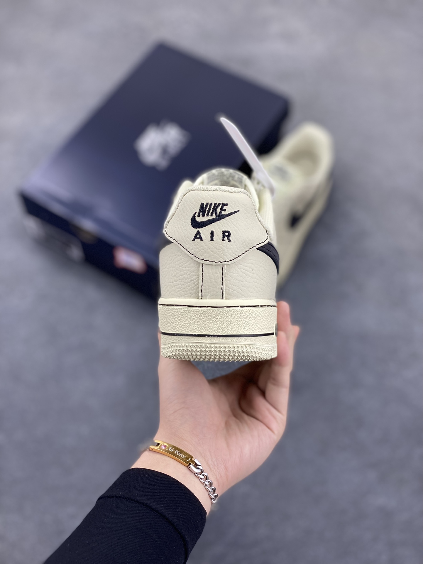 图片[4]-Nike Air Force 1 Low 白黑 原楦头原纸板 打造纯正空军版型 专注外贸渠道 全掌内置蜂窝气垫 原盒配件 原厂中底钢印、拉帮完美 货号：HQ2037-200 尺码：36 36.5 37.5 38 38.5 39 40 40.5 41 42 42.5 43 44 44.5 45 46-选品中心
