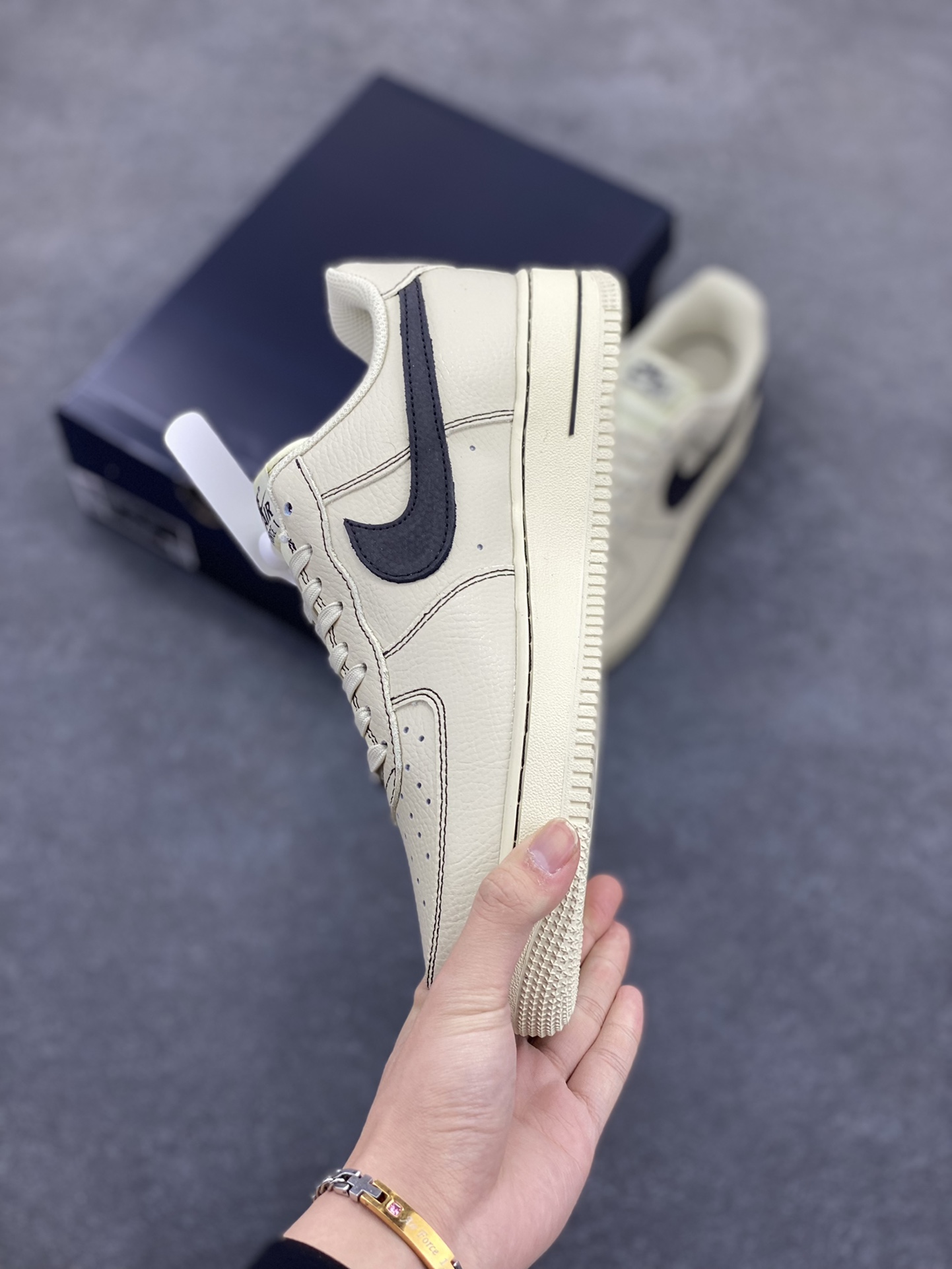 图片[3]-Nike Air Force 1 Low 白黑 原楦头原纸板 打造纯正空军版型 专注外贸渠道 全掌内置蜂窝气垫 原盒配件 原厂中底钢印、拉帮完美 货号：HQ2037-200 尺码：36 36.5 37.5 38 38.5 39 40 40.5 41 42 42.5 43 44 44.5 45 46-选品中心