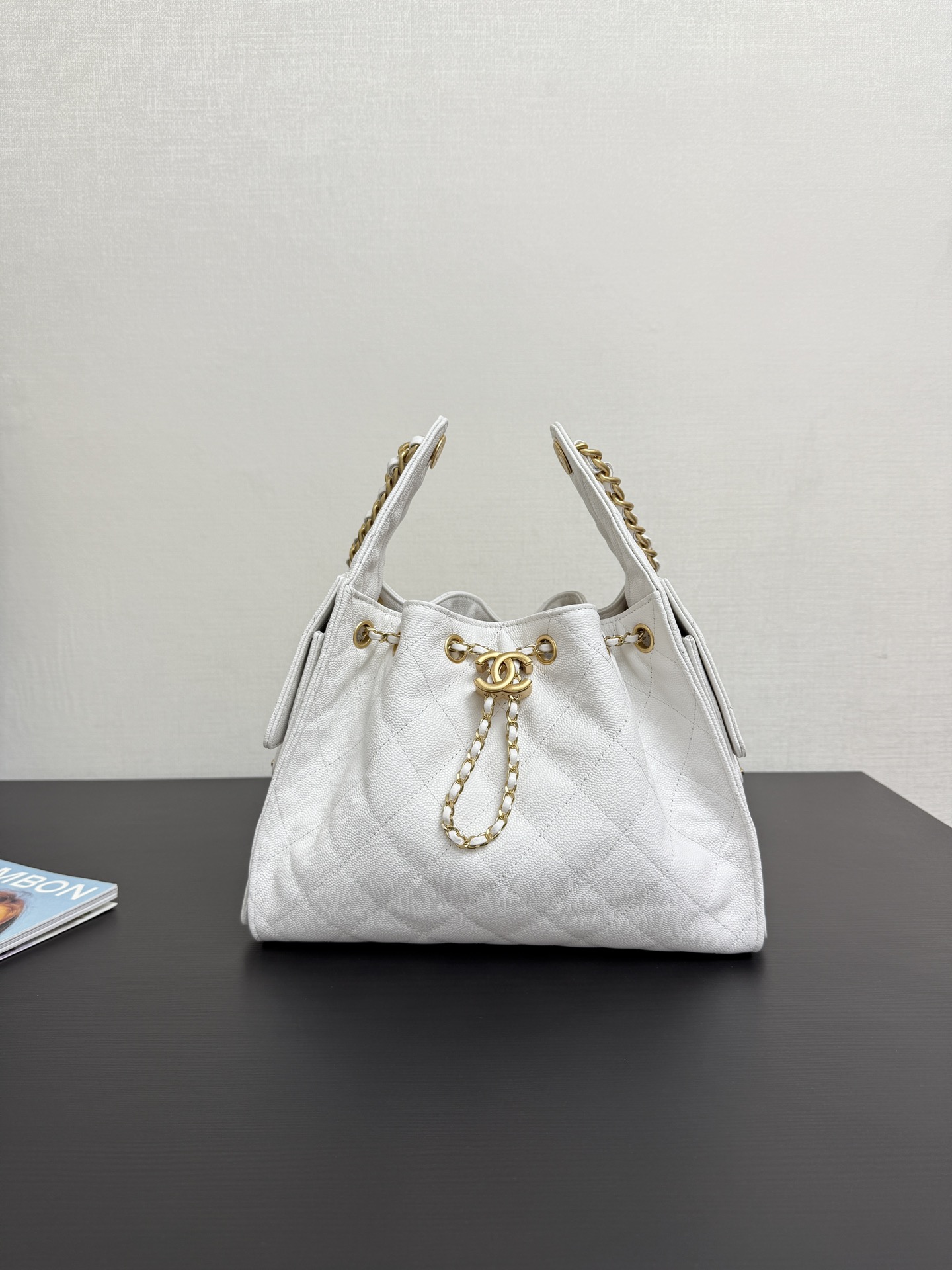 El bolso HOBO de tamaño pequeño de 25c está disponible esta temporada. Es una llamativa cadena ajustable. Se transforma…