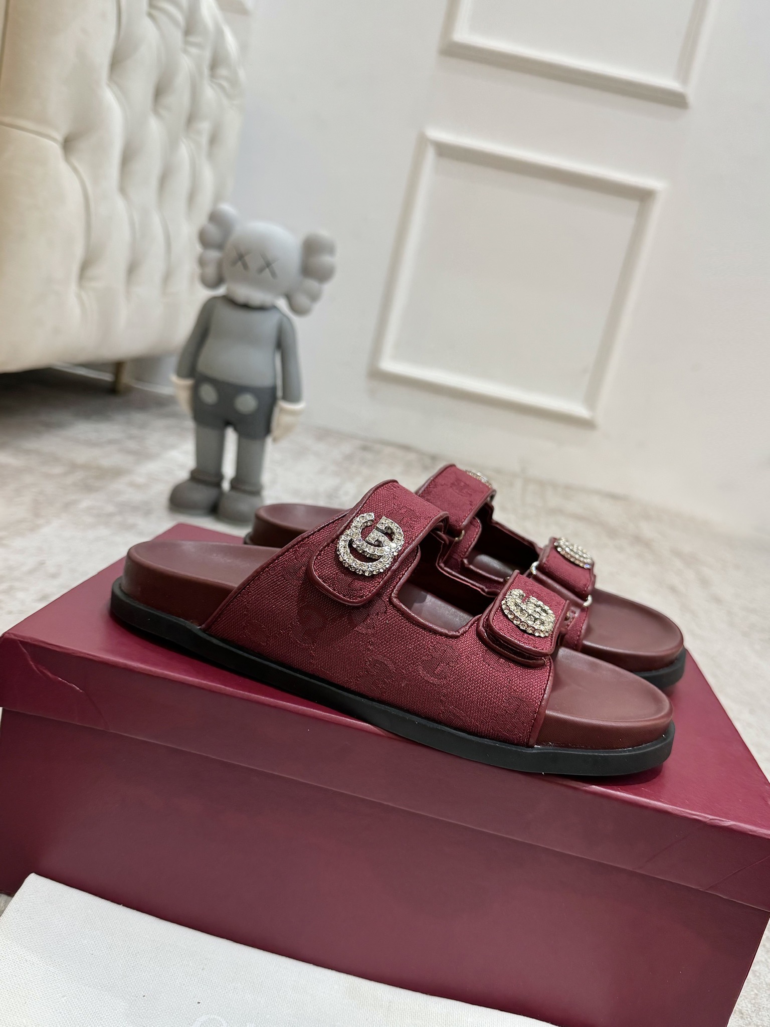 NO:545537,Gucci new model, new welfare new product thick-soled GuCci interlocking embroidered large G horizontal belt mules, the official website is synchronized, the original version is copied one by one, the highest version is all the same as YB, and the product is made all year round. The fabric is imported G G embossed suede deer leather, inner water dyed cowhide leather leather, size.  35-41 Women 4041 Customized No Returns and Exchanges) Outsource.  Original mold GG letter rubber sole + 2 cm water table Packaging full set of encore red original packaging, slippers, gucci, gucci, slippers, cowhide19860909古驰新款上新福利新品厚底GuCci互扣式刺绣大G横带穆勒鞋 官网同步,原版一比一复制,最高版本所有材质细节均与YB一致 常年做货. 面料进口G G压纹绒面鹿皮 内里水染牛皮皮里 尺码 ．35-41女4041定制不退换） 大底．原版模具GG字母橡胶底+ 2厘米水台 包装全套安可拉红色原版包装,拖鞋,gucci,gucci,slippers,cowhide,Women's Shoes