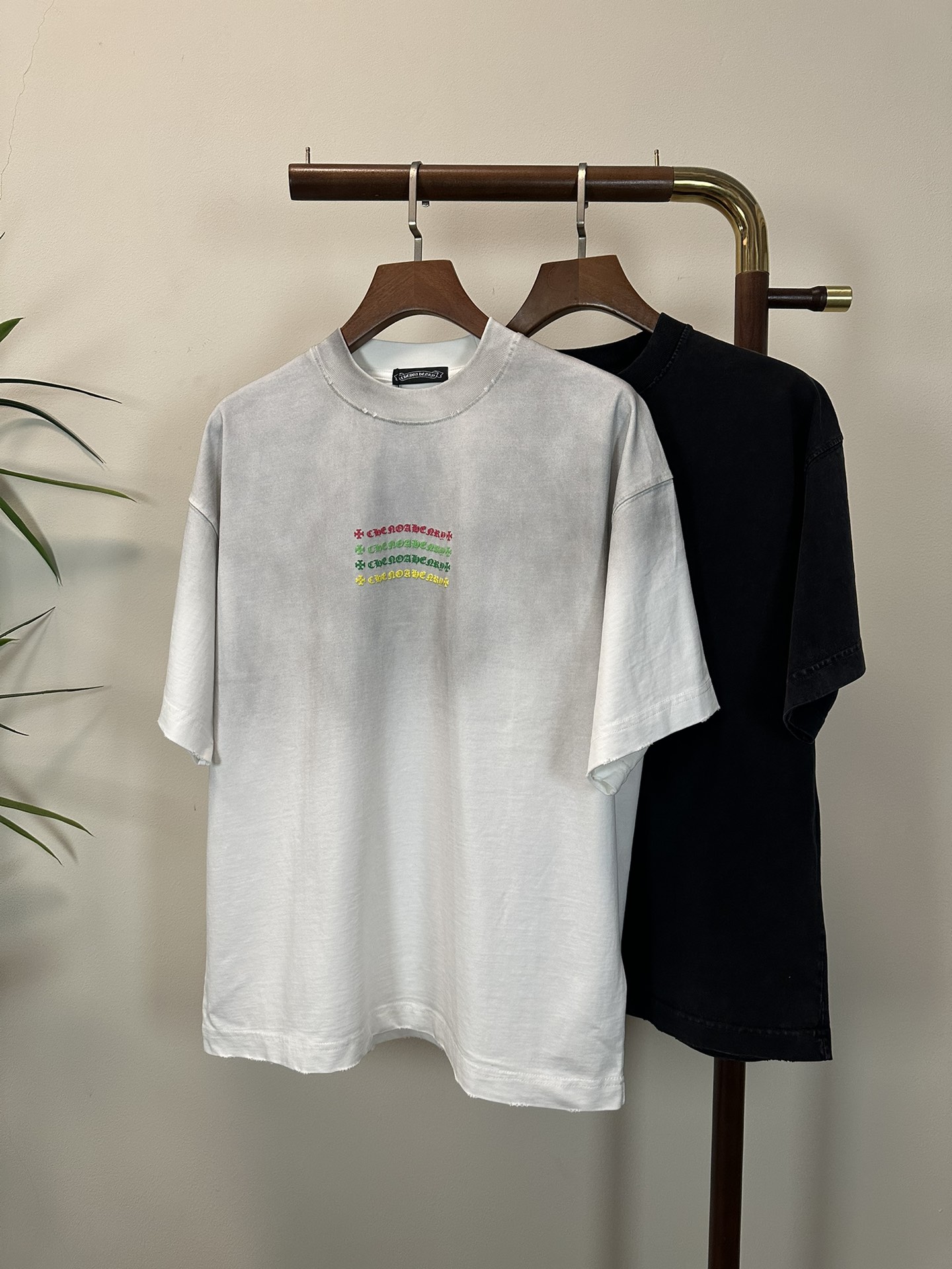 NO:145599,CH Croxin 2025 new round neck short-sleeved T-shirt high-end version!  Customized fabrics for counters are breathable and comfortable, with impeccable details, and the brand element design concept reflects high quality. The feel is delicate and soft!  It is casually cut, with a great upper body style!  S-XL, chrome hearts, T-shirt,tees, t-shirt,alexander wang19860909CH 克罗心2025新款 圆领 短袖 T恤 高端版本！专柜定制面料 透气舒适度高,细节无可挑剔,品牌元素设计理念,体现高品质.手感细腻柔软！呈现休闲裁剪,上身版型超赞！ 码数S- XL,,chrome hearts,T-shirt,tees，t-shirt,alexander wang,Men's clothing