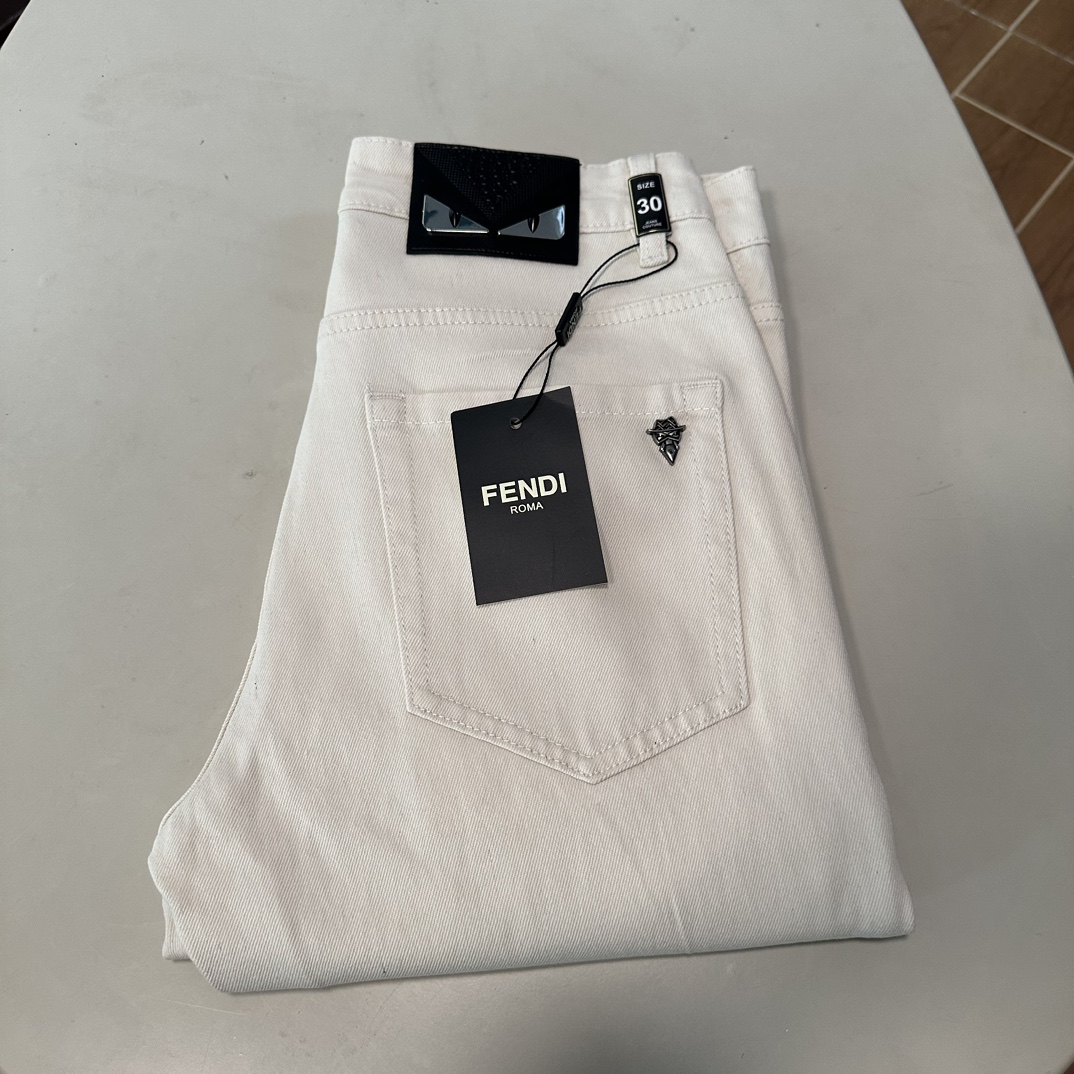 NO:145578,FD Fendi exclusively offers new jeans, high-end version!  Customized fabrics for counters are breathable and comfortable, with impeccable details, and the brand element design concept reflects high quality. The feel is delicate and soft!  It is casually cut, with a great upper body style!  Number of codes 29-38, fendi, jeans, alexander wang19860909FD 芬迪独家专供新款 牛仔裤,高端版本！专柜定制面料 透气舒适度高,细节无可挑剔,品牌元素设计理念,体现高品质.手感细腻柔软！呈现休闲裁剪,上身版型超赞！ 码数29-38,,fendi,jeans,alexander wang,Men's clothing