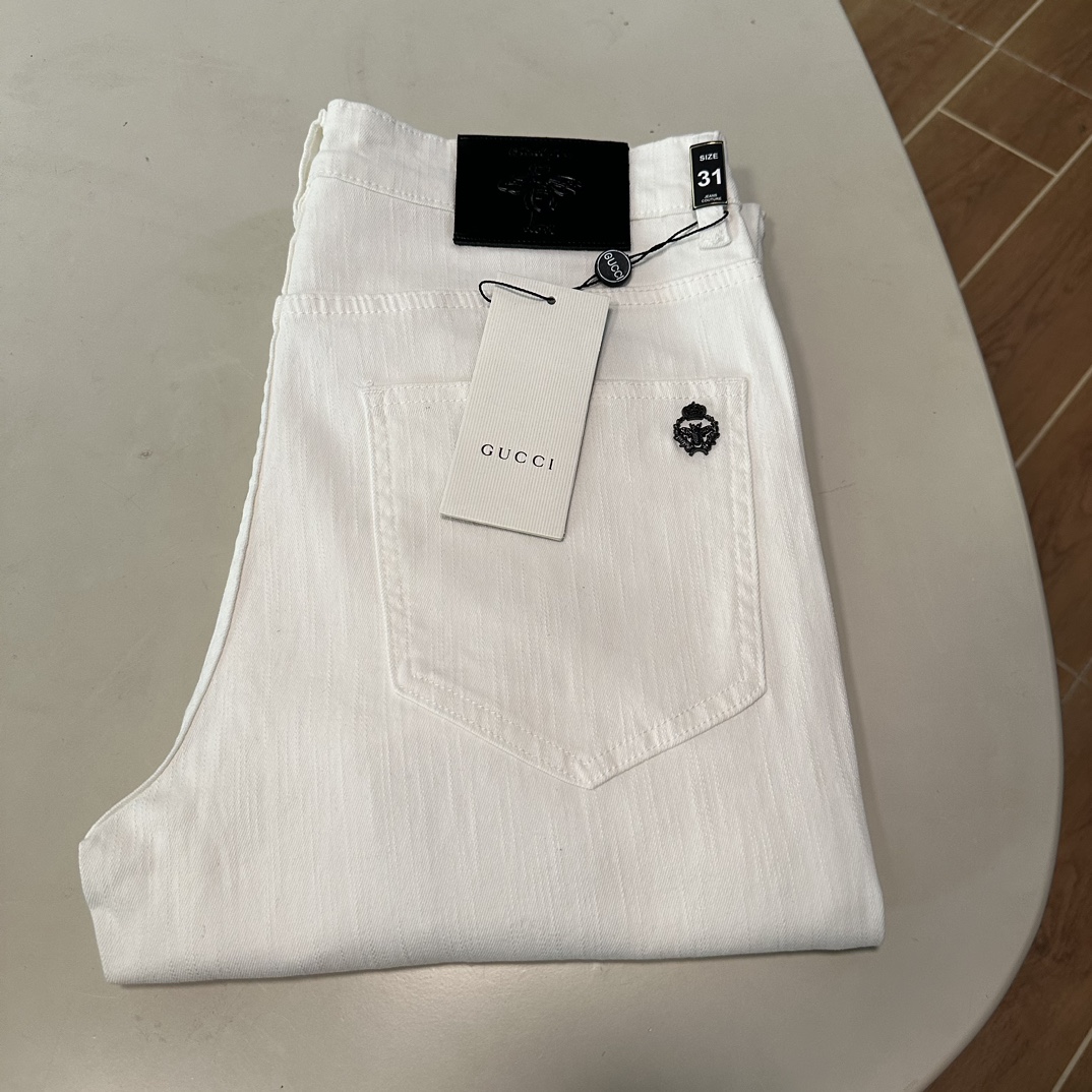 NO:145575,GU Gucci exclusively offers new jeans, high-end version!  Customized fabrics for counters are breathable and comfortable, with impeccable details, and the brand element design concept reflects high quality. The feel is delicate and soft!  It is casually cut, with a great upper body style!  Count 29-38, gucci, jeans, alexander wang19860909GU 古驰独家专供新款 牛仔裤,高端版本！专柜定制面料 透气舒适度高,细节无可挑剔,品牌元素设计理念,体现高品质.手感细腻柔软！呈现休闲裁剪,上身版型超赞！ 码数29-38,,gucci,jeans,alexander wang,Men's clothing