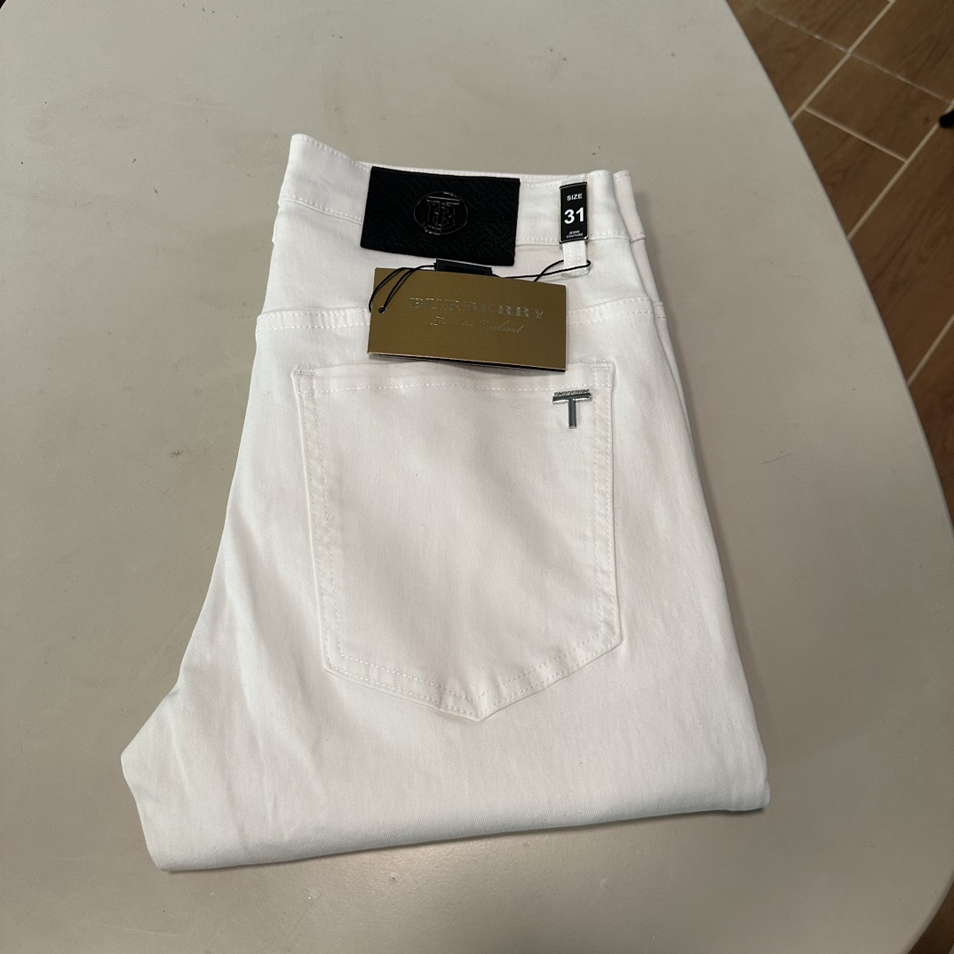 NO:145572,BBR Burberry exclusively offers new jeans, high-end version!  Customized fabrics for counters are breathable and comfortable, with impeccable details, and the brand element design concept reflects high quality. The feel is delicate and soft!  It is casually cut, with a great upper body style!  Count 29-38, burberry, jeans, alexander wang19860909BBR 巴宝莉独家专供新款 牛仔裤,高端版本！专柜定制面料 透气舒适度高,细节无可挑剔,品牌元素设计理念,体现高品质.手感细腻柔软！呈现休闲裁剪,上身版型超赞！ 码数29-38,,burberry,jeans,alexander wang,Men's clothing