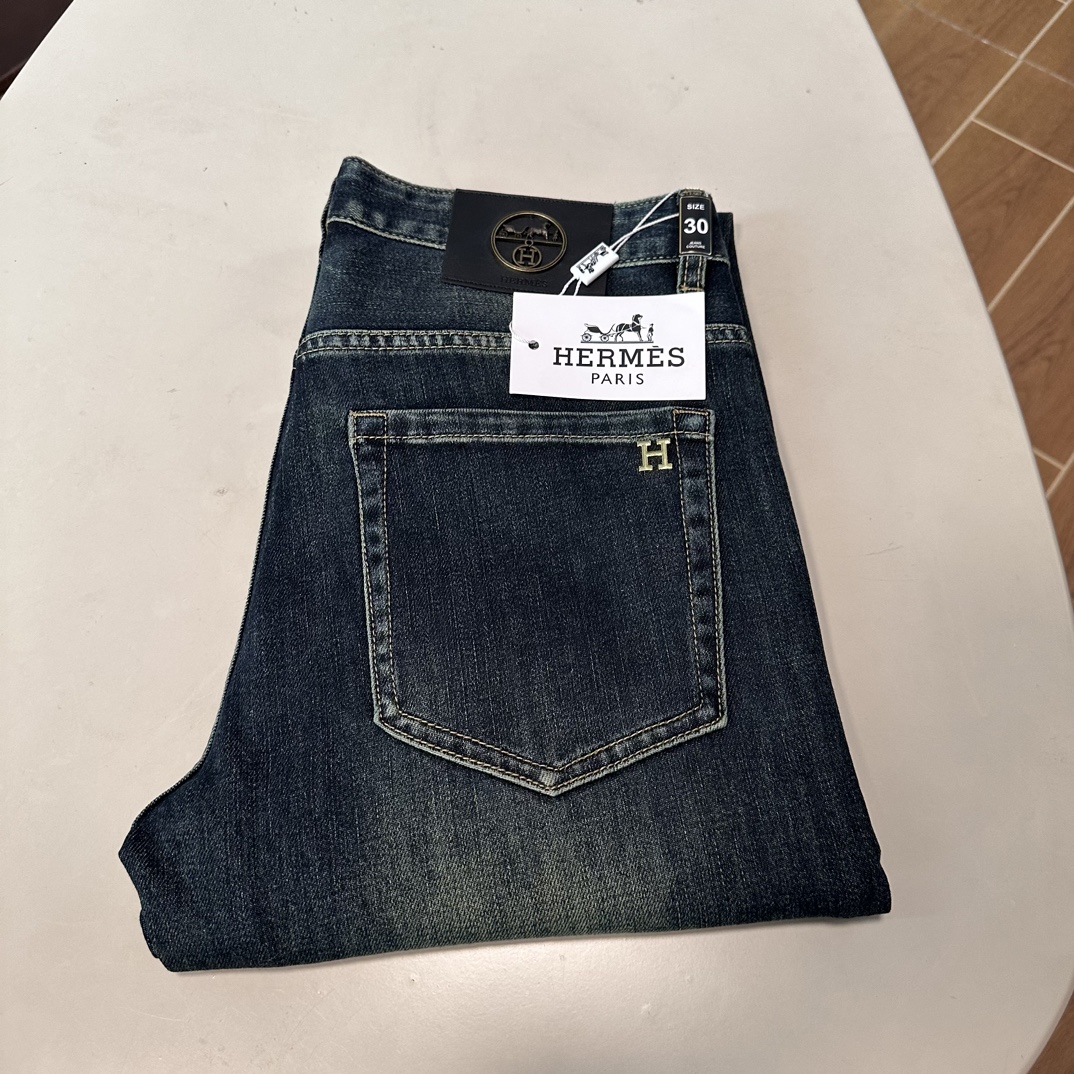NO:145596,Hermes exclusively available for new jeans, high-end version!  Customized fabrics for counters are breathable and comfortable, with impeccable details, and the brand element design concept reflects high quality. The feel is delicate and soft!  It is casually cut, with a great upper body style!  Number of codes 29-38, hermes, jeans, alexander wang19860909爱马仕 独家专供新款 牛仔裤,高端版本！专柜定制面料 透气舒适度高,细节无可挑剔,品牌元素设计理念,体现高品质.手感细腻柔软！呈现休闲裁剪,上身版型超赞！ 码数29-38,,hermes,jeans,alexander wang,Men's clothing