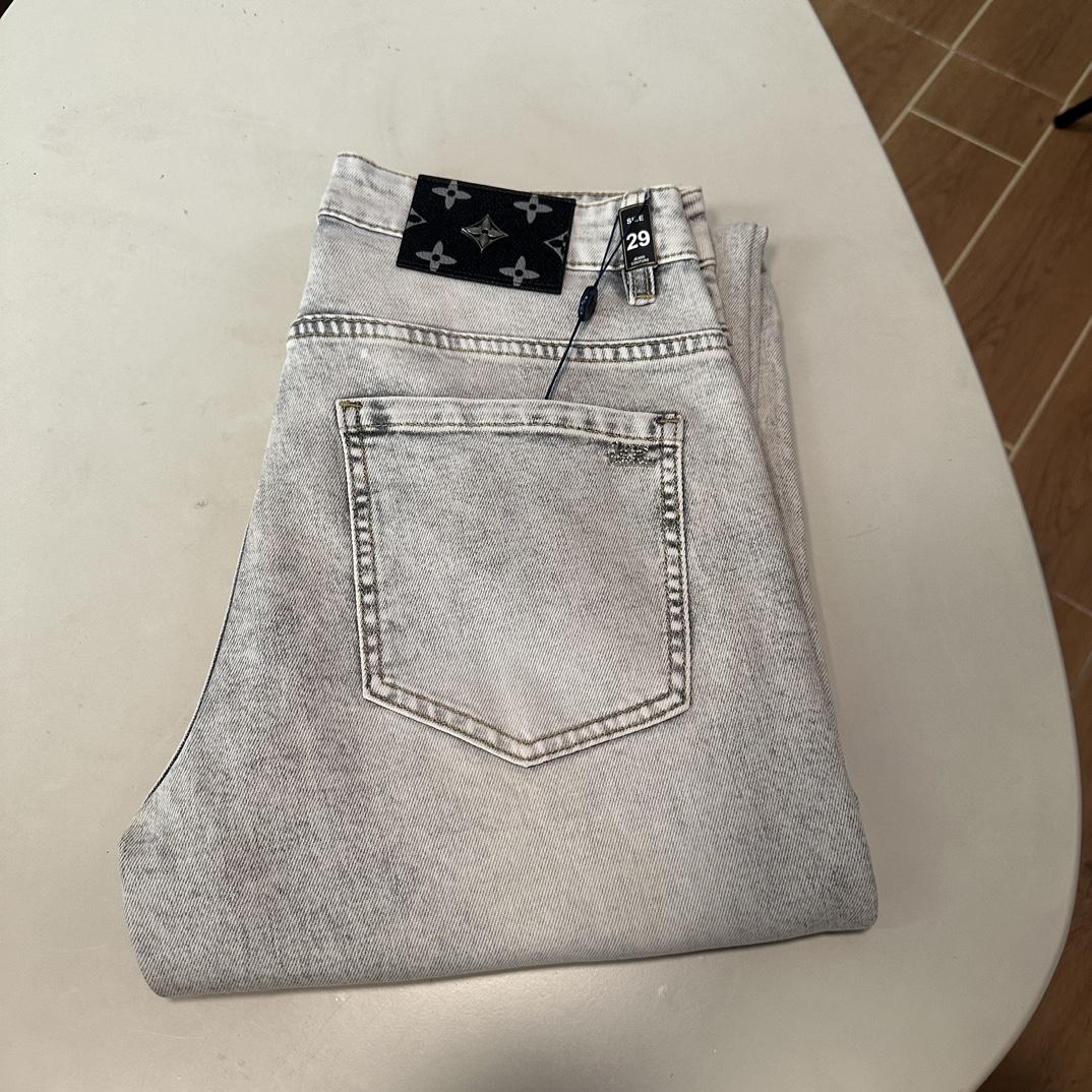 NO:145633,PRA Prada exclusively available for new jeans, high-end version!  Customized fabrics for counters are breathable and comfortable, with impeccable details, and the brand element design concept reflects high quality. The feel is delicate and soft!  It is casually cut, with a great upper body style!  Count 29-38, prada, prada, jeans, alexander wang19860909PRA 普拉达 独家专供新款 牛仔裤,高端版本！专柜定制面料 透气舒适度高,细节无可挑剔,品牌元素设计理念,体现高品质.手感细腻柔软！呈现休闲裁剪,上身版型超赞！ 码数29-38,,prada,prada,jeans,alexander wang,Men's clothing