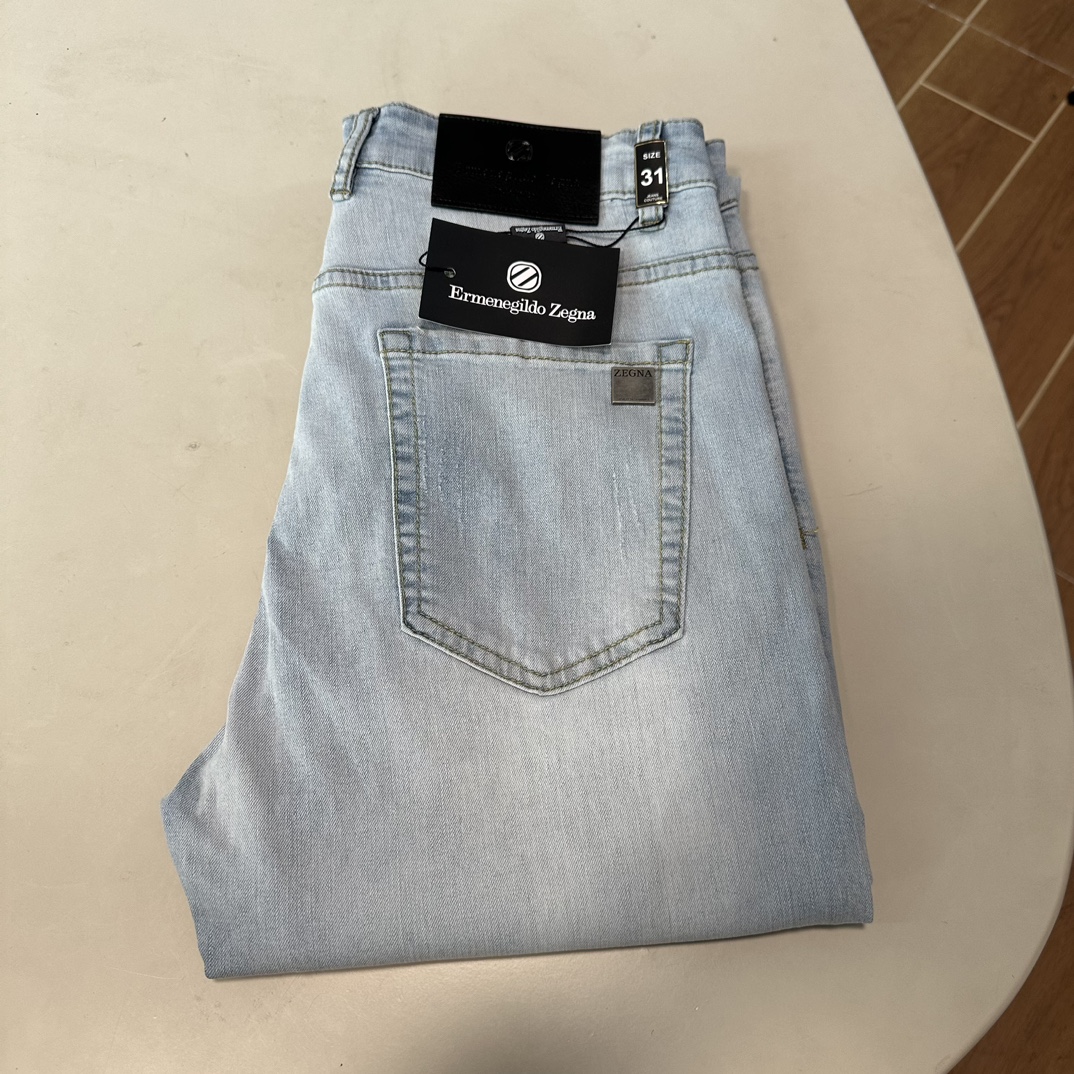 NO:145621,ZZ Jenia exclusively offers new jeans, high-end version!  Customized fabrics for counters are breathable and comfortable, with impeccable details, and the brand element design concept reflects high quality. The feel is delicate and soft!  It is casually cut, with a great upper body style!  29-38, zegna, jeans, alexander wang19860909ZZ 杰尼亚独家专供新款 牛仔裤,高端版本！专柜定制面料 透气舒适度高,细节无可挑剔,品牌元素设计理念,体现高品质.手感细腻柔软！呈现休闲裁剪,上身版型超赞！ 码数29-38,,zegna,jeans,alexander wang,Men's clothing