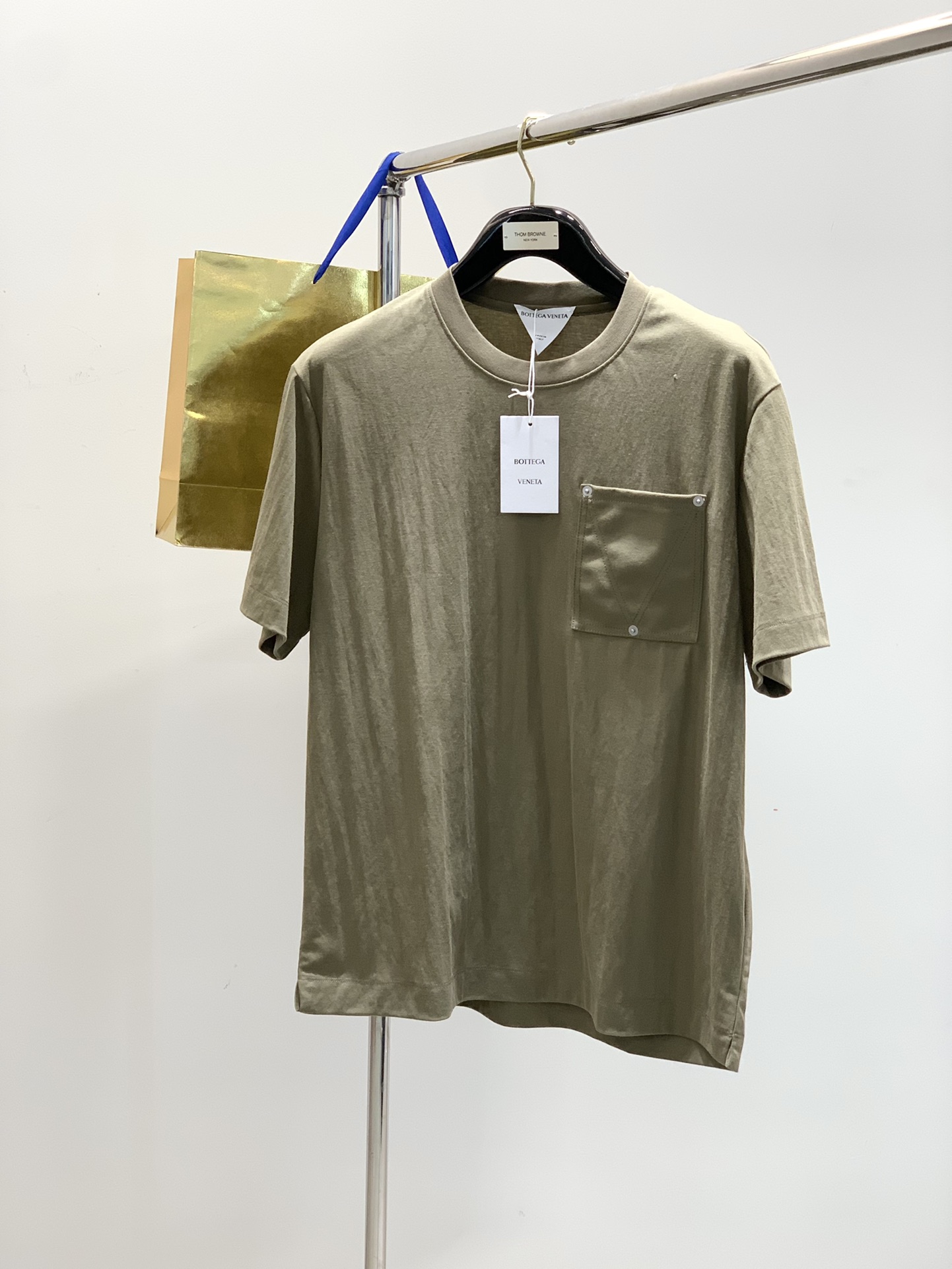 ，杰力亚 圆领亚麻短袖
材质  棉  锦纶 亚麻 
适用季节	夏
领型	圆领	
袖长	短袖
袖型	常规袖