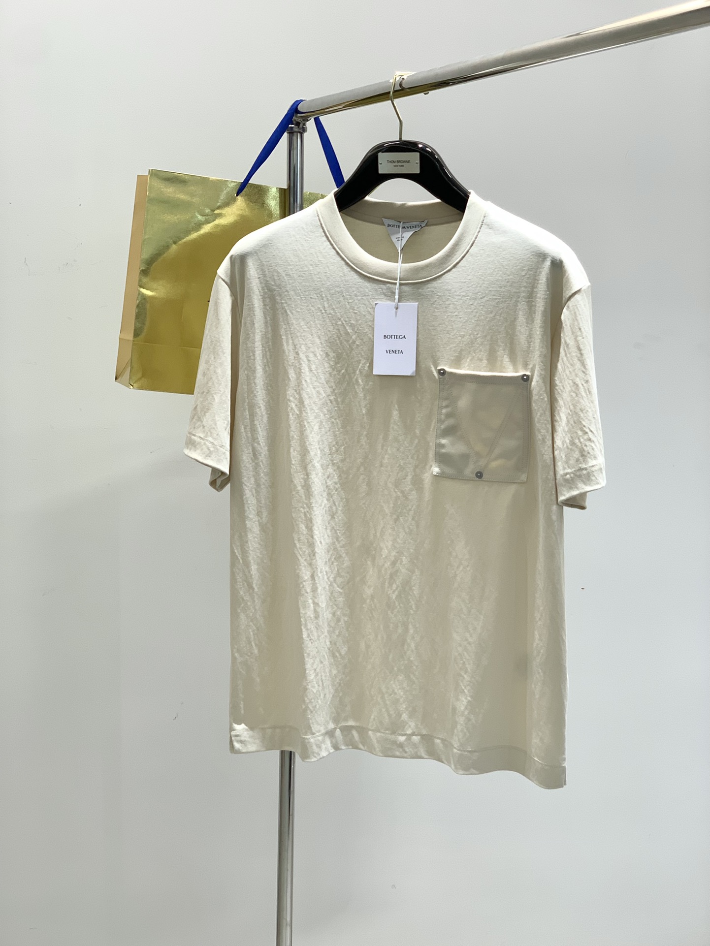 ，杰力亚 圆领亚麻短袖
材质  棉  锦纶 亚麻 
适用季节	夏
领型	圆领	
袖长	短袖
袖型	常规袖