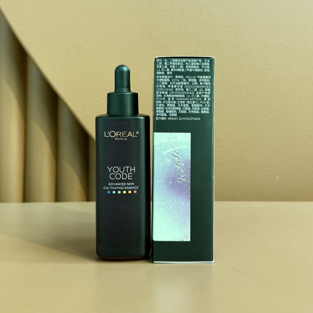 专柜版💰78包邮
四代欧莱雅小黑瓶肌底液75ml🔜实拍📷现货❗️最新款第四代欧莱雅酵素肌底液75ml！欧莱雅小黑瓶精华肌底液75ml。欧莱雅青密春码酵素肌底液75ml，欧莱雅酵素肌底液75ml被誉为“兰蔻小黑瓶”平替。 都知道欧雅莱和兰蔻都属于欧雅莱集团。跟兰蔻小瓶黑肌底液成分一样，价格却亲很民。欧莱雅青密春码肌底💥当肌出肤现初老现象，细胞修复速减度缓，吸收力不断减弱，那你需一要瓶醒肤的精华。98%高纯发度酵精华+酵素，偷偷说一声，成分和兰蔻黑小瓶一样的哦💢