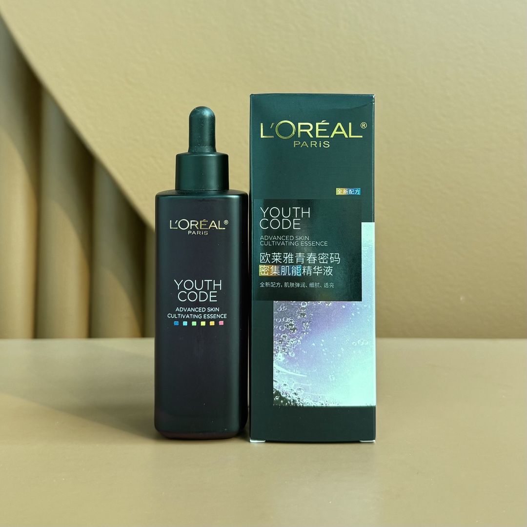 专柜版💰78包邮
四代欧莱雅小黑瓶肌底液75ml🔜实拍📷现货❗️最新款第四代欧莱雅酵素肌底液75ml！欧莱雅小黑瓶精华肌底液75ml。欧莱雅青密春码酵素肌底液75ml，欧莱雅酵素肌底液75ml被誉为“兰蔻小黑瓶”平替。 都知道欧雅莱和兰蔻都属于欧雅莱集团。跟兰蔻小瓶黑肌底液成分一样，价格却亲很民。欧莱雅青密春码肌底💥当肌出肤现初老现象，细胞修复速减度缓，吸收力不断减弱，那你需一要瓶醒肤的精华。98%高纯发度酵精华+酵素，偷偷说一声，成分和兰蔻黑小瓶一样的哦💢