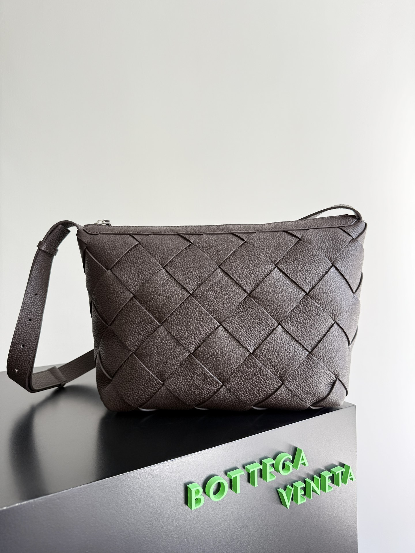 NO:187440,Super-grade original leather BOTTEGA VENETA new Diago Hobo Bag grained cowhide, the inner canvas is lighter, the first choice for men's slack matching, Spanish calf leather retains the natural leather texture, durable, rich grainy texture, and more masculine charm. The capacity is super large, it is enough for commuting to work. Crossbody bag lovers are ecstatic, and it is essential for commuting. Model number 7295125 Size 39*24*16cm, Super-grade BV, bottega veneta, bottega veneta, satchels, crossbody bags, cowhide19860909特级 原厂皮 BOTTEGA VENETA新款Diago Hobo Bag颗粒纹牛皮,内里帆布更轻便,男士松弛感搭配首选,西班牙小牛皮保留了皮质自然纹理,经久耐用.富有颗粒肌理感,更具男性魅力.容量超级大,上班通勤完全够用.斜挎包大包爱好者狂喜,通勤实用必备. 款号7295125 尺寸39*24*16cm,特级BV,bottega veneta,bottega veneta,satchels,crossbody bags,cowhide,Bag