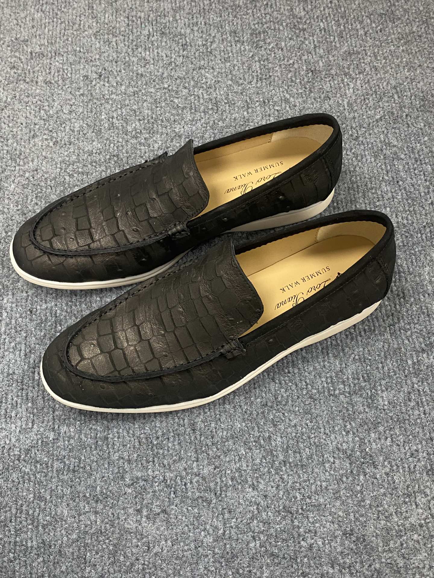 NO:278938,[LP] Top: Size 39-44 (38. 45.46 Custom made) 2025 Spring and Autumn versatile tassel buckle LP loafers with one foot, lazy flat shoes... LP Loro Piana Noyou Pianya four-season classic style. It founded the existing Loro Piana company on April 24. The family operation is the sixth generation, providing top-quality high-quality products for customers who value taste and quality requirements. The fabric is made of imported beef reverse velvet ten water dyed beef lining. Inner water dyed beef lining. Hand-sewn thread, the original version with the original name of the original raw rubber sole, which is lighter and more comfortable than the traditional rubber sole.,,loro piga,loafers,loafers19860909【LP】顶级:码数39-44（38. 45.46定做） 2025春秋百搭流苏扣LP乐福鞋一脚蹬懒人平底单鞋.. LP Loro Piana 诺悠翩雅四季经典款.于194月24日一手创立现有的Loro Piana公司.家族经营至今已是第六代,为讲求品味及对质量有要求的顾客提供上等的优质商品 面料采用进口牛反绒十水染牛里.内里水染牛里制成 手工缝制线,原版带署名字母生胶底,比传统橡胶底更轻巧舒适.,,loro piana,loro piana,loafers,Men's shoes